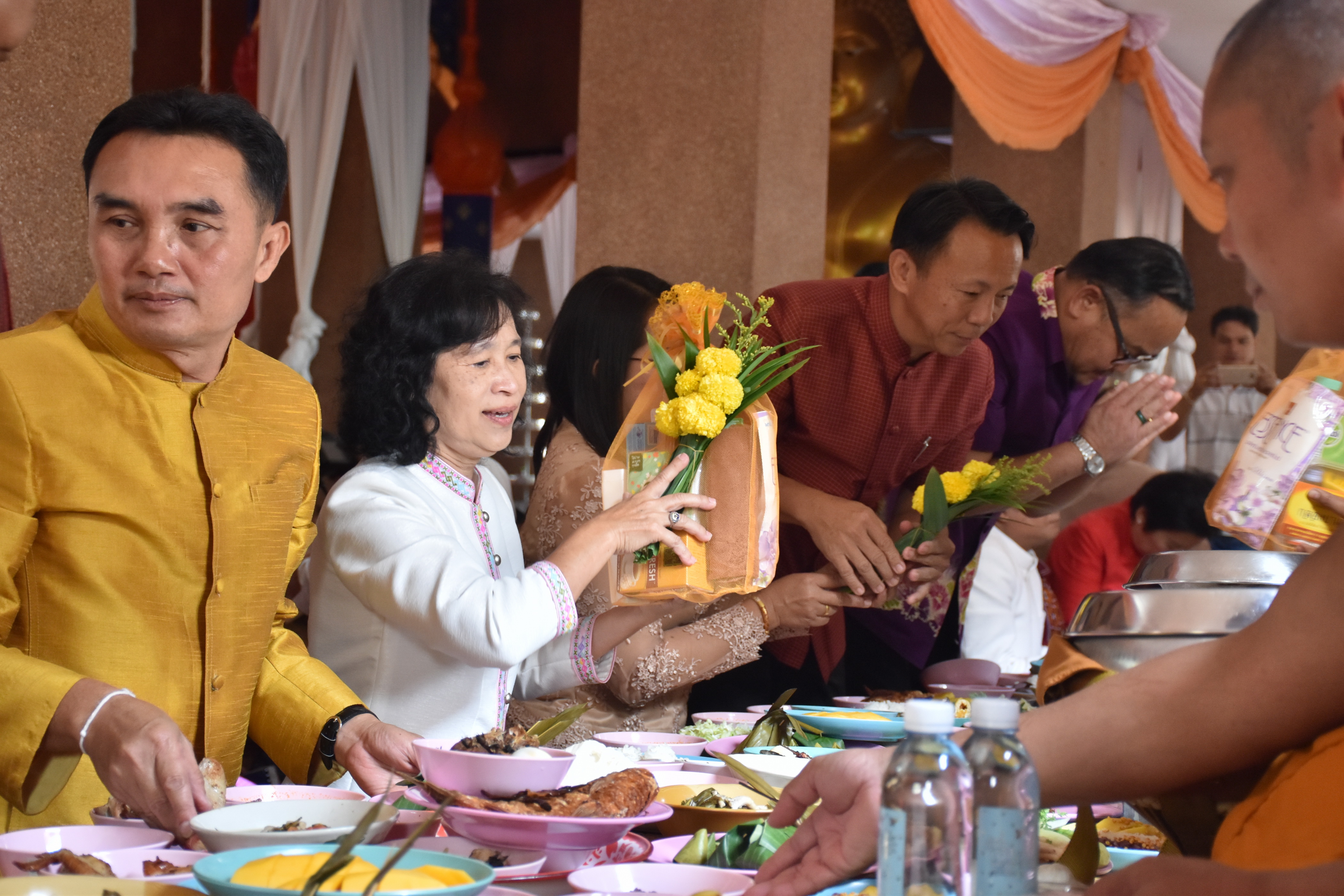 24 มีนาคม 2561 24 มีนาคม 2561 นายสมหวัง พ่วงบางโพ รองอธิบดีกรมการพัฒนาชุมชน ร่วมทำบุญถวายผ้าป่าสมทบทุนสร้างเสาอโศก ณ วัดป่ารัตนพรชัย อำเภอวาปีปทุม และร่วมพิธีห่มผ้าองค์พระบรมธาตุนาดูน อำเภอนาดูน จังหวัดมหาสารคาม