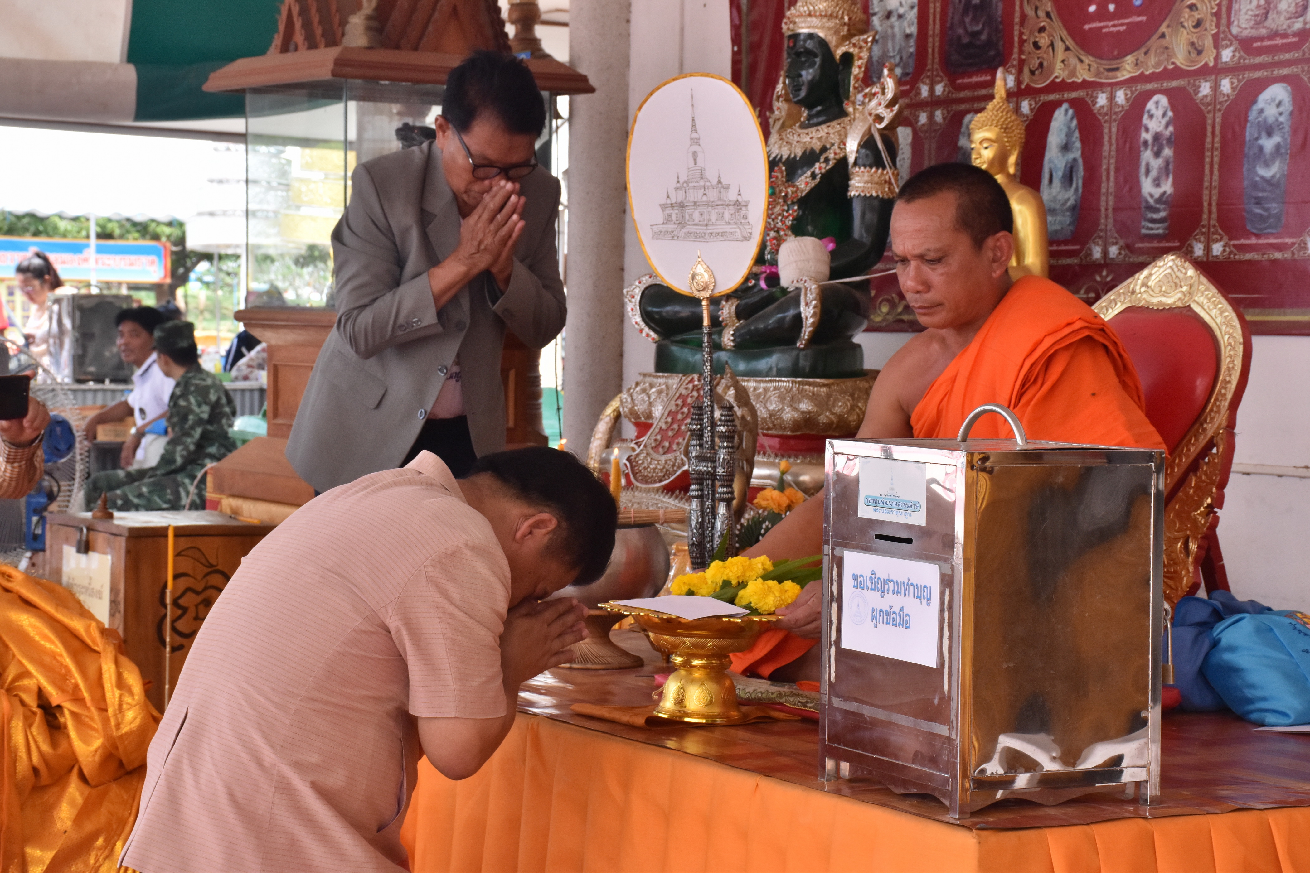 24 มีนาคม 2561 24 มีนาคม 2561 นายสมหวัง พ่วงบางโพ รองอธิบดีกรมการพัฒนาชุมชน ร่วมทำบุญถวายผ้าป่าสมทบทุนสร้างเสาอโศก ณ วัดป่ารัตนพรชัย อำเภอวาปีปทุม และร่วมพิธีห่มผ้าองค์พระบรมธาตุนาดูน อำเภอนาดูน จังหวัดมหาสารคาม