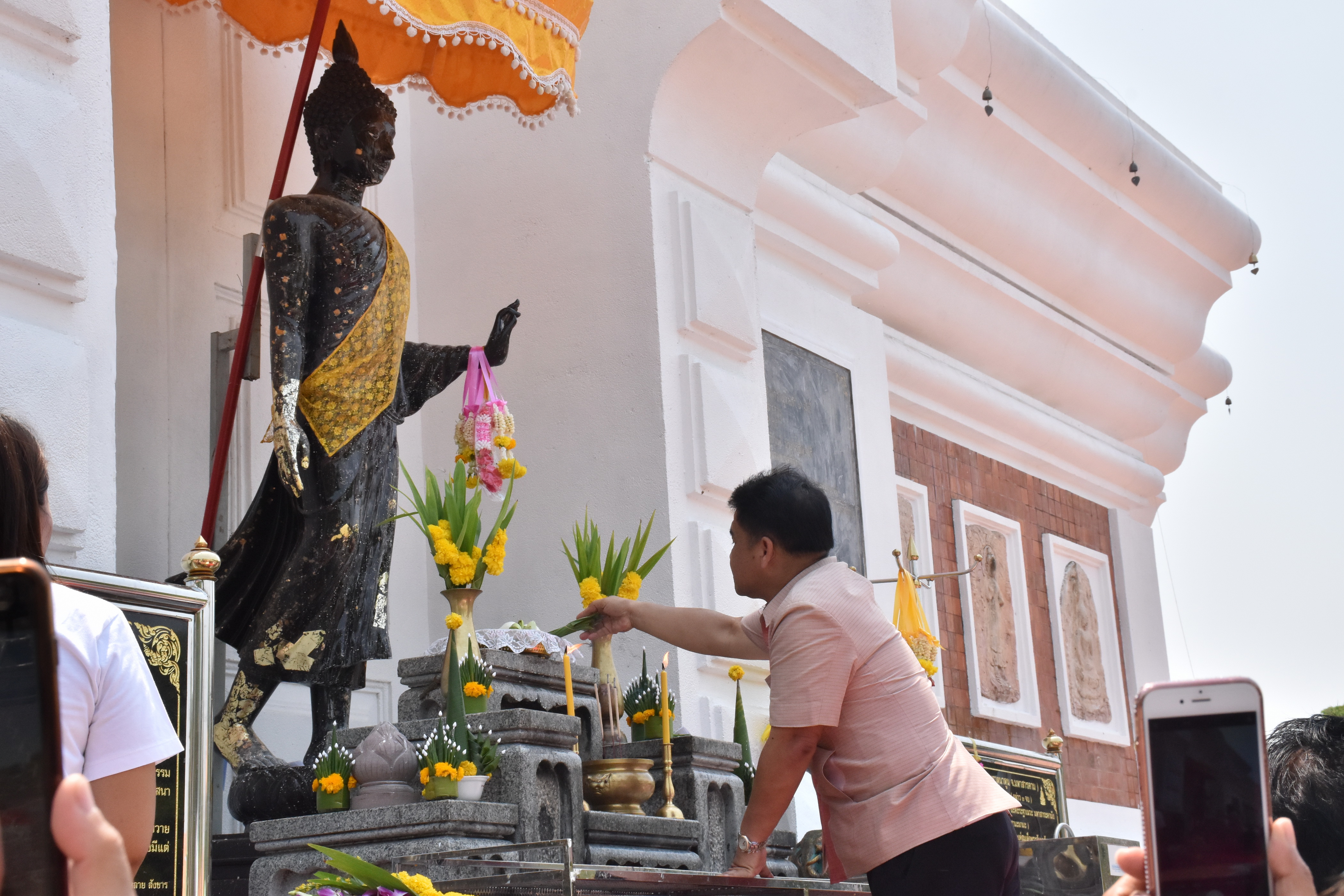 24 มีนาคม 2561 24 มีนาคม 2561 นายสมหวัง พ่วงบางโพ รองอธิบดีกรมการพัฒนาชุมชน ร่วมทำบุญถวายผ้าป่าสมทบทุนสร้างเสาอโศก ณ วัดป่ารัตนพรชัย อำเภอวาปีปทุม และร่วมพิธีห่มผ้าองค์พระบรมธาตุนาดูน อำเภอนาดูน จังหวัดมหาสารคาม