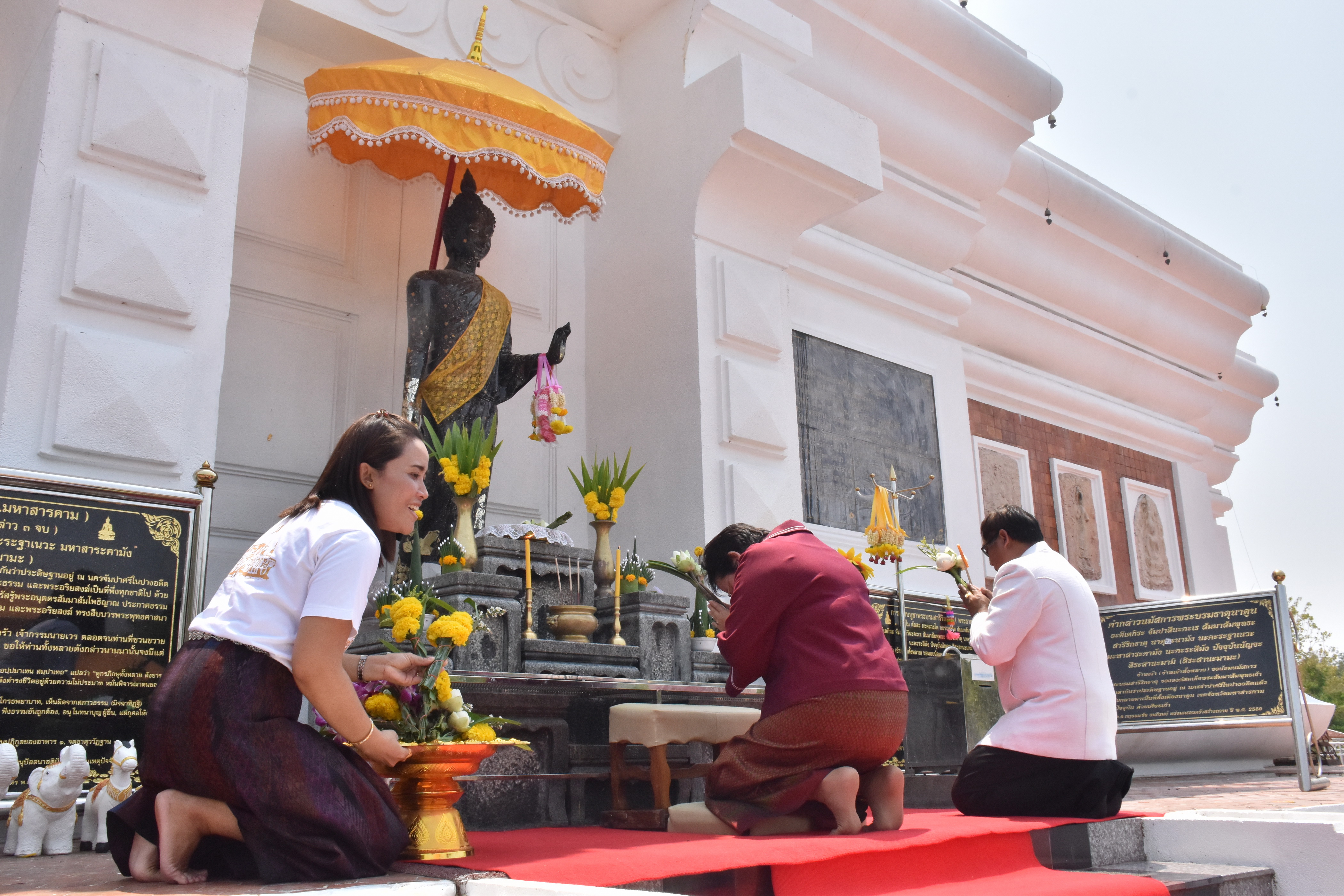 24 มีนาคม 2561 24 มีนาคม 2561 นายสมหวัง พ่วงบางโพ รองอธิบดีกรมการพัฒนาชุมชน ร่วมทำบุญถวายผ้าป่าสมทบทุนสร้างเสาอโศก ณ วัดป่ารัตนพรชัย อำเภอวาปีปทุม และร่วมพิธีห่มผ้าองค์พระบรมธาตุนาดูน อำเภอนาดูน จังหวัดมหาสารคาม