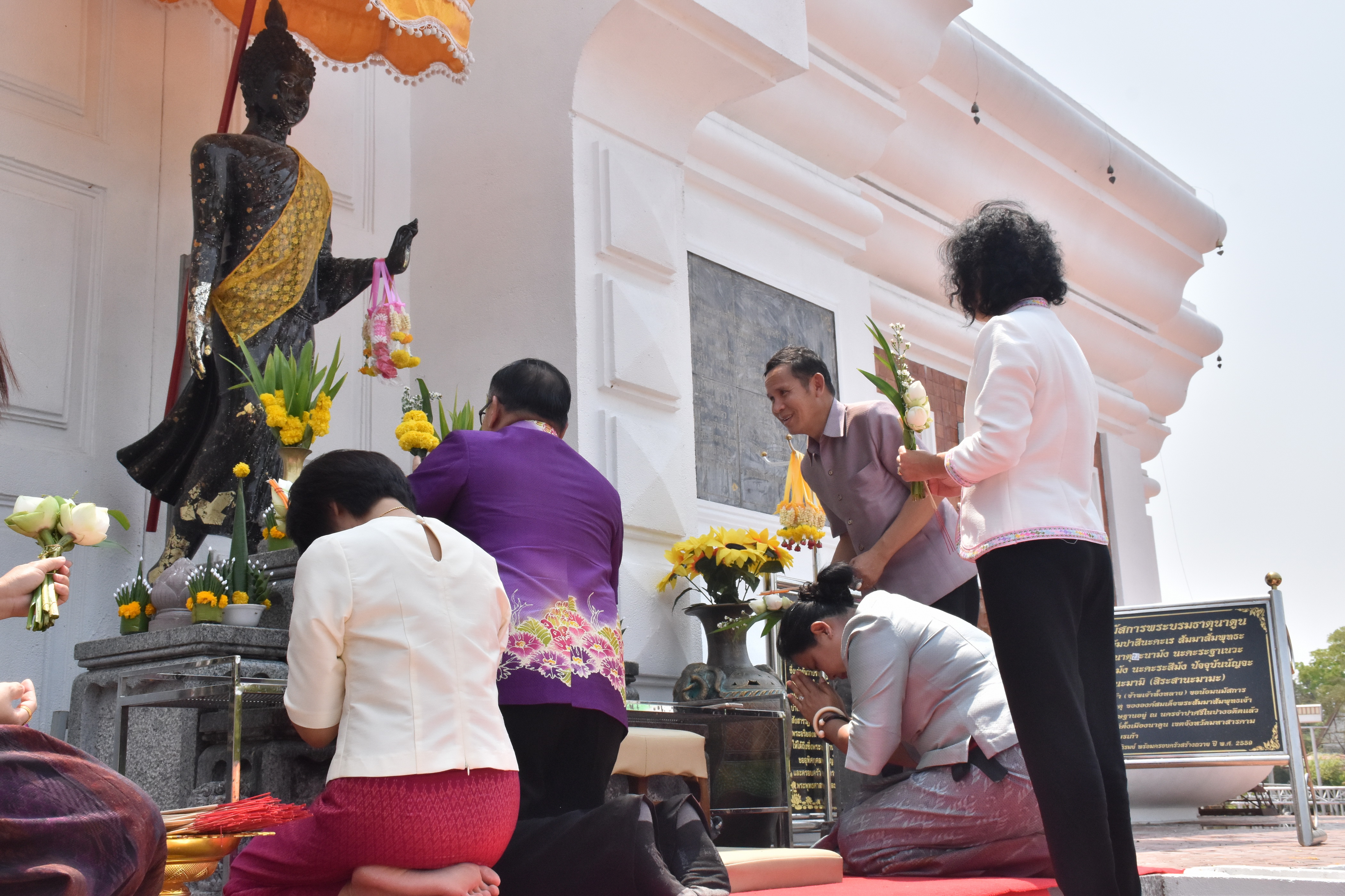 24 มีนาคม 2561 24 มีนาคม 2561 นายสมหวัง พ่วงบางโพ รองอธิบดีกรมการพัฒนาชุมชน ร่วมทำบุญถวายผ้าป่าสมทบทุนสร้างเสาอโศก ณ วัดป่ารัตนพรชัย อำเภอวาปีปทุม และร่วมพิธีห่มผ้าองค์พระบรมธาตุนาดูน อำเภอนาดูน จังหวัดมหาสารคาม