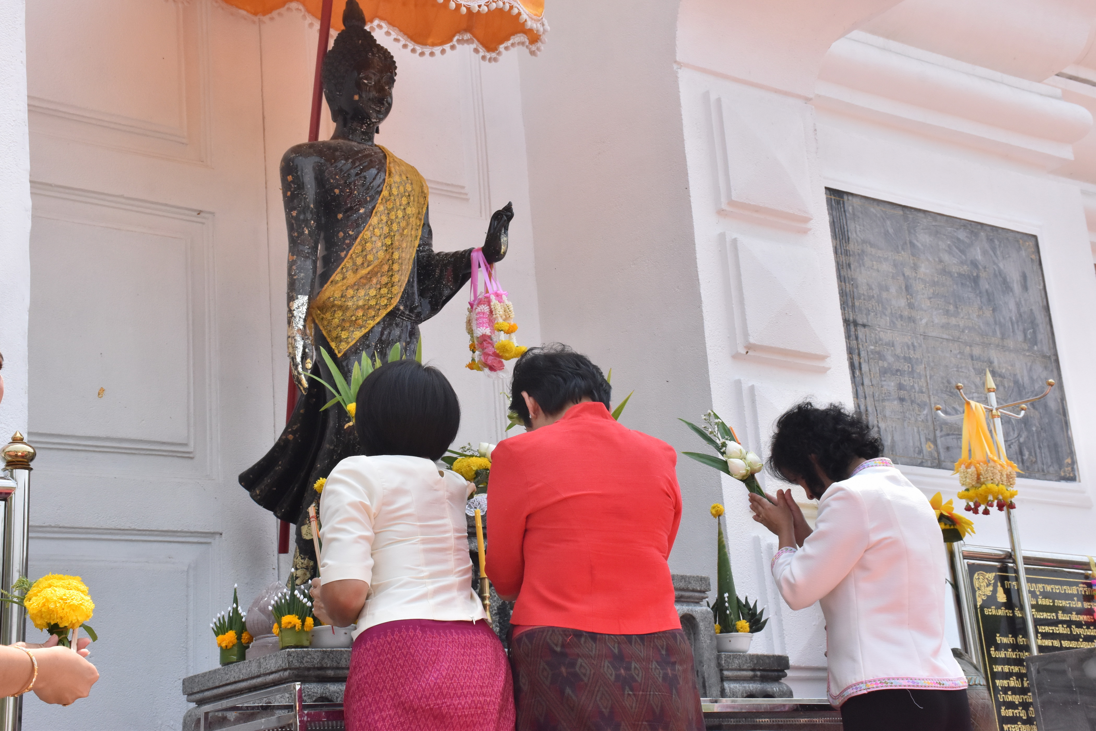 24 มีนาคม 2561 24 มีนาคม 2561 นายสมหวัง พ่วงบางโพ รองอธิบดีกรมการพัฒนาชุมชน ร่วมทำบุญถวายผ้าป่าสมทบทุนสร้างเสาอโศก ณ วัดป่ารัตนพรชัย อำเภอวาปีปทุม และร่วมพิธีห่มผ้าองค์พระบรมธาตุนาดูน อำเภอนาดูน จังหวัดมหาสารคาม