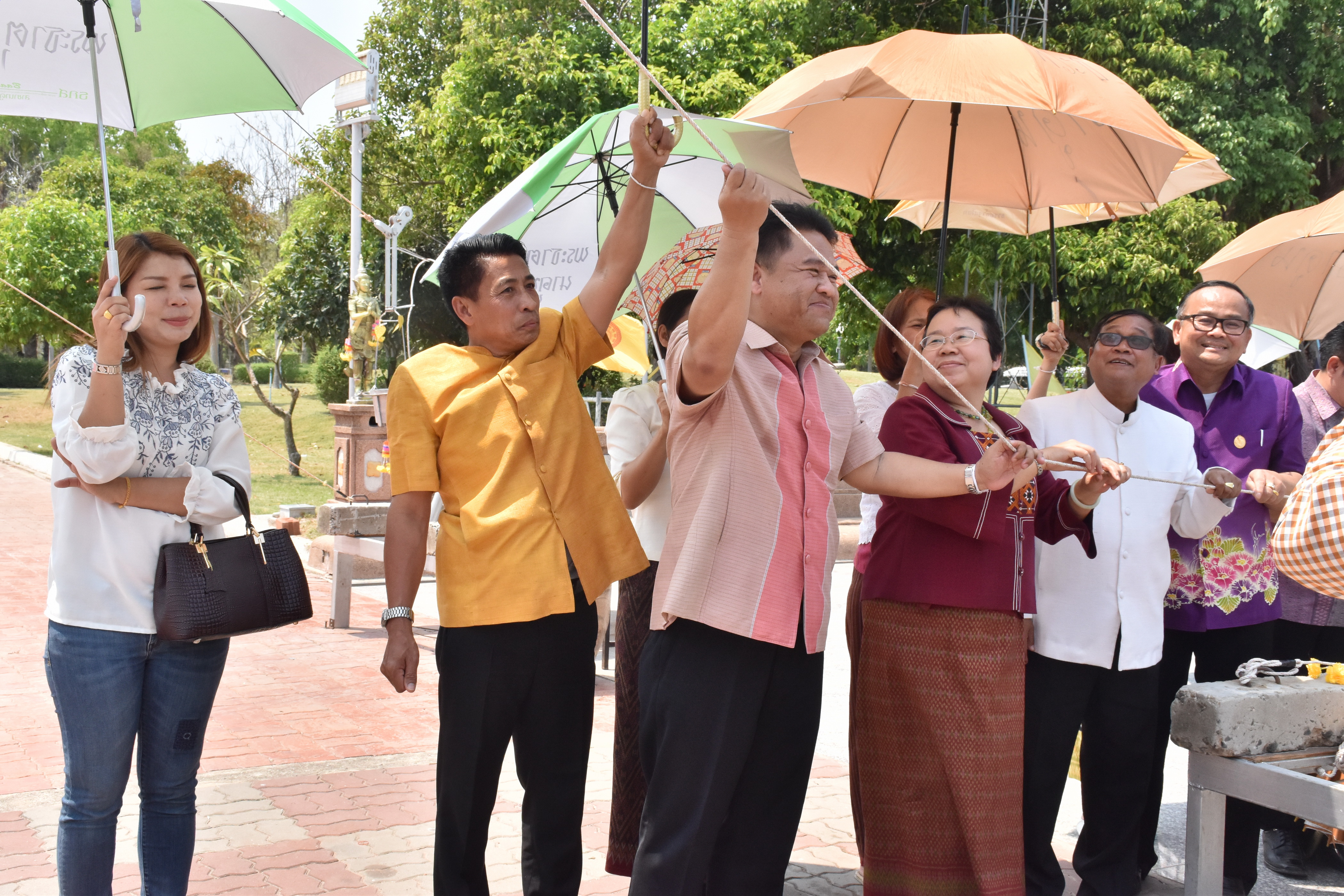 24 มีนาคม 2561 24 มีนาคม 2561 นายสมหวัง พ่วงบางโพ รองอธิบดีกรมการพัฒนาชุมชน ร่วมทำบุญถวายผ้าป่าสมทบทุนสร้างเสาอโศก ณ วัดป่ารัตนพรชัย อำเภอวาปีปทุม และร่วมพิธีห่มผ้าองค์พระบรมธาตุนาดูน อำเภอนาดูน จังหวัดมหาสารคาม
