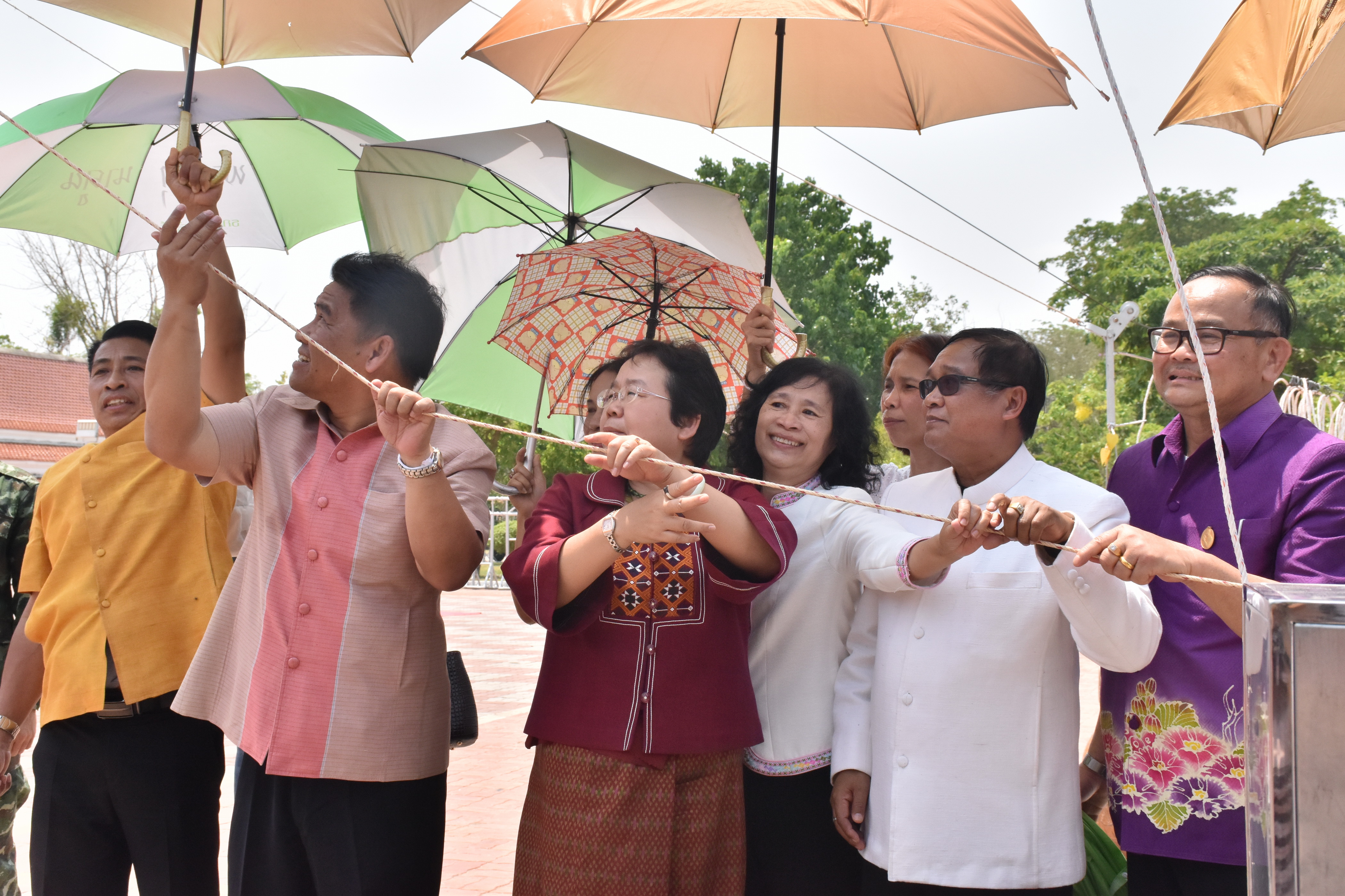 24 มีนาคม 2561 24 มีนาคม 2561 นายสมหวัง พ่วงบางโพ รองอธิบดีกรมการพัฒนาชุมชน ร่วมทำบุญถวายผ้าป่าสมทบทุนสร้างเสาอโศก ณ วัดป่ารัตนพรชัย อำเภอวาปีปทุม และร่วมพิธีห่มผ้าองค์พระบรมธาตุนาดูน อำเภอนาดูน จังหวัดมหาสารคาม