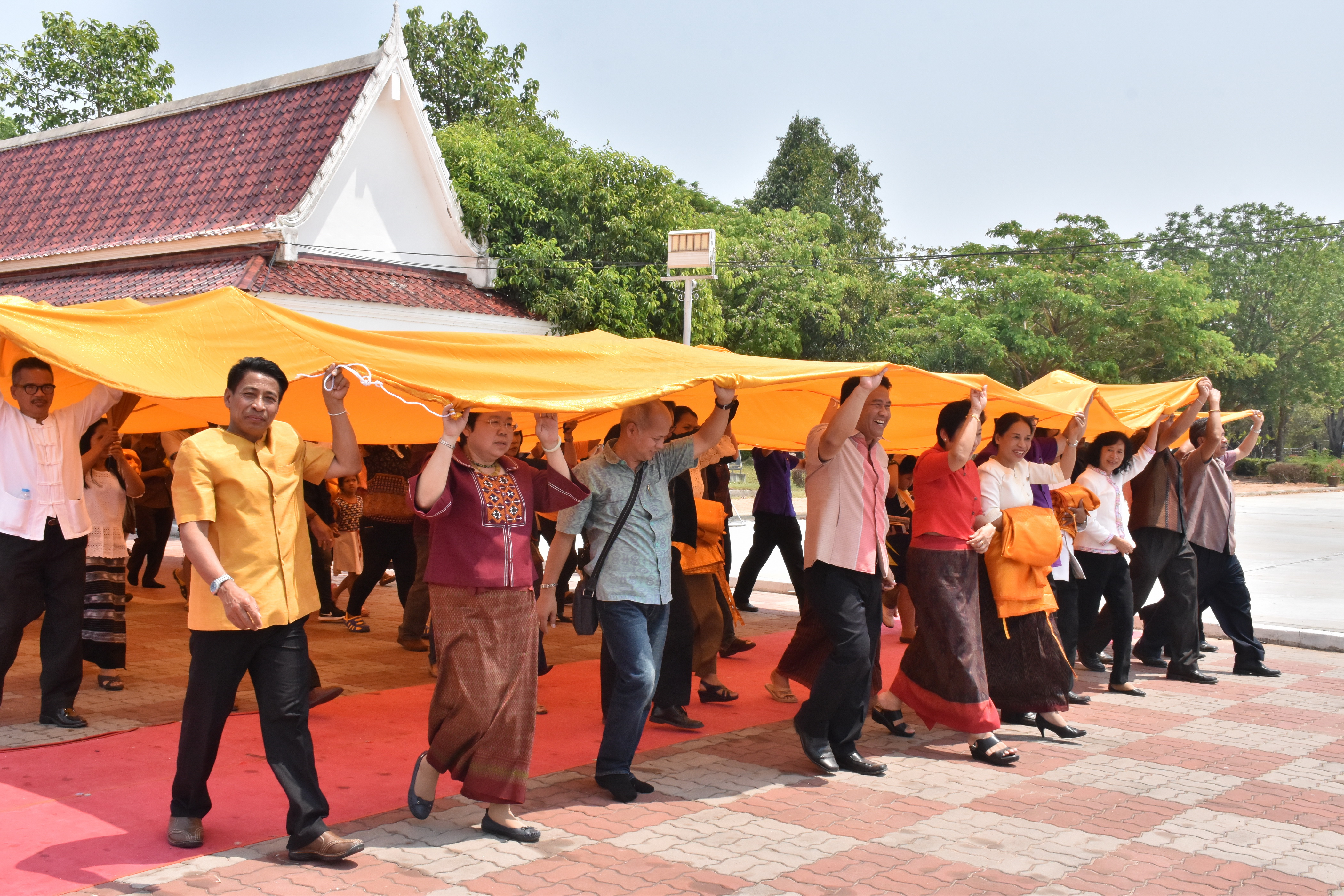 24 มีนาคม 2561 24 มีนาคม 2561 นายสมหวัง พ่วงบางโพ รองอธิบดีกรมการพัฒนาชุมชน ร่วมทำบุญถวายผ้าป่าสมทบทุนสร้างเสาอโศก ณ วัดป่ารัตนพรชัย อำเภอวาปีปทุม และร่วมพิธีห่มผ้าองค์พระบรมธาตุนาดูน อำเภอนาดูน จังหวัดมหาสารคาม
