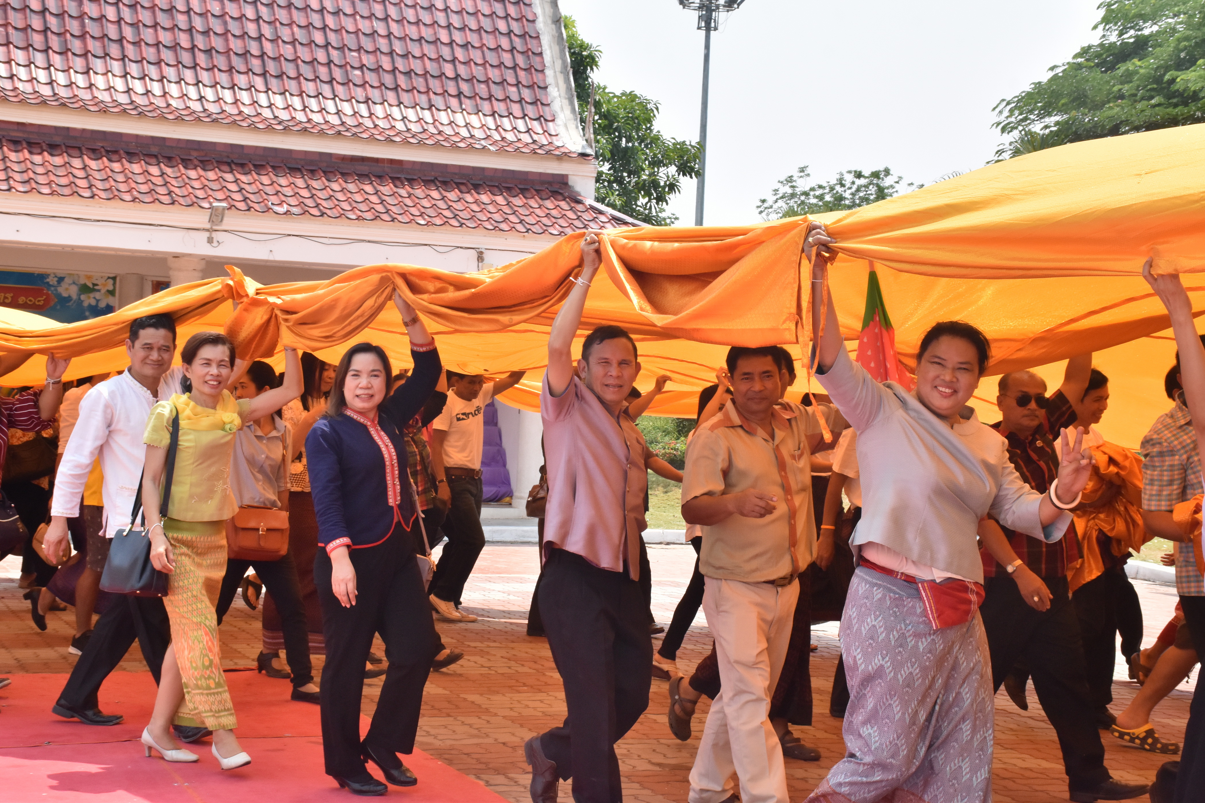 24 มีนาคม 2561 24 มีนาคม 2561 นายสมหวัง พ่วงบางโพ รองอธิบดีกรมการพัฒนาชุมชน ร่วมทำบุญถวายผ้าป่าสมทบทุนสร้างเสาอโศก ณ วัดป่ารัตนพรชัย อำเภอวาปีปทุม และร่วมพิธีห่มผ้าองค์พระบรมธาตุนาดูน อำเภอนาดูน จังหวัดมหาสารคาม