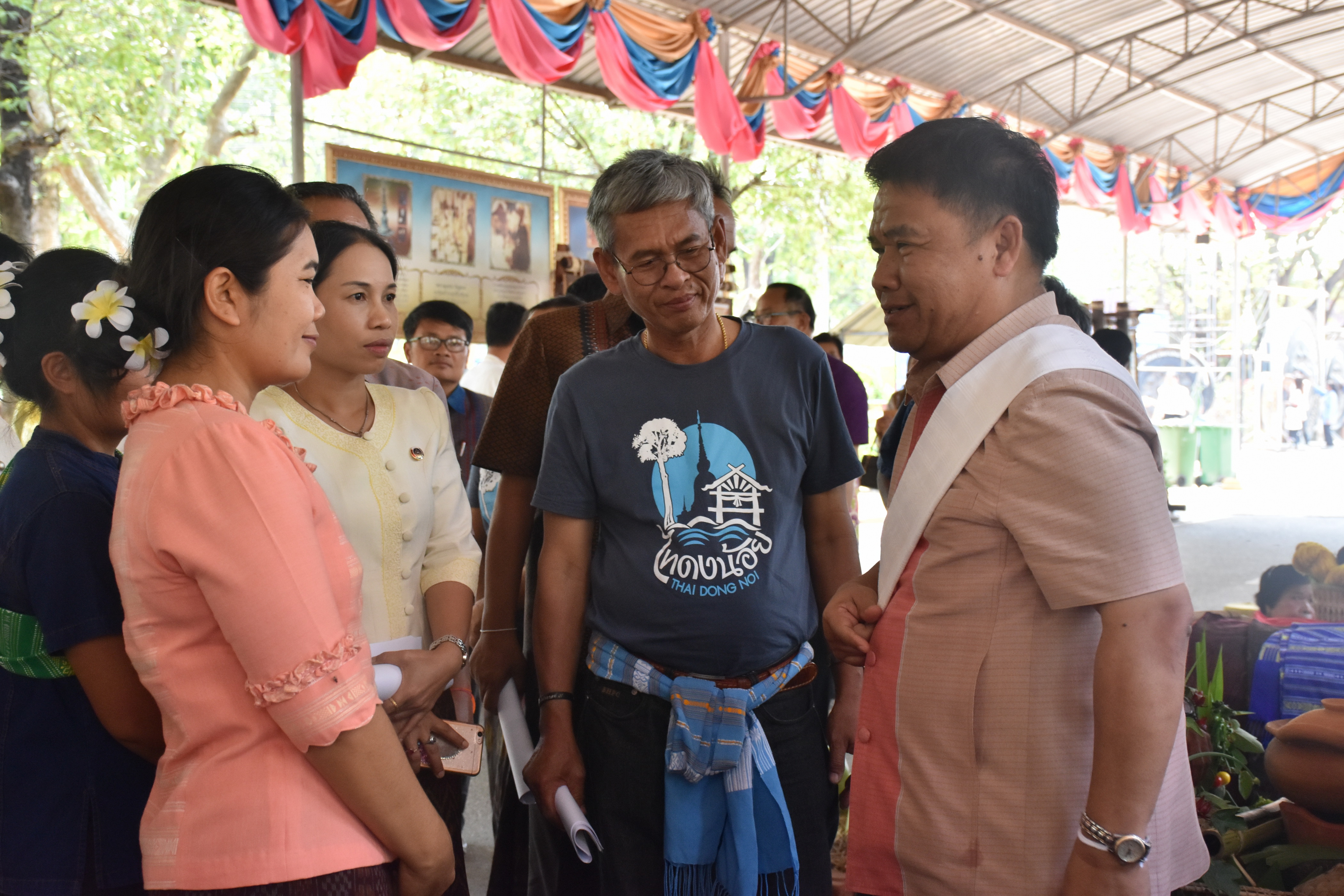 24 มีนาคม 2561 นายสมหวัง พ่วงบางโพ รองอธิบดีกรมการพัฒนาชุมชน ติดตามและให้คำแนะนำการดำเนินงานโครงการชุมชนท่องเที่ยว OTOP นวัตวิถี และเยี่ยมชมตลาดประชารัฐพันปีจำปาศรีนครคนไทยยิ้มได้ อำเภอนาดูน จังหวัดมหาสารคาม