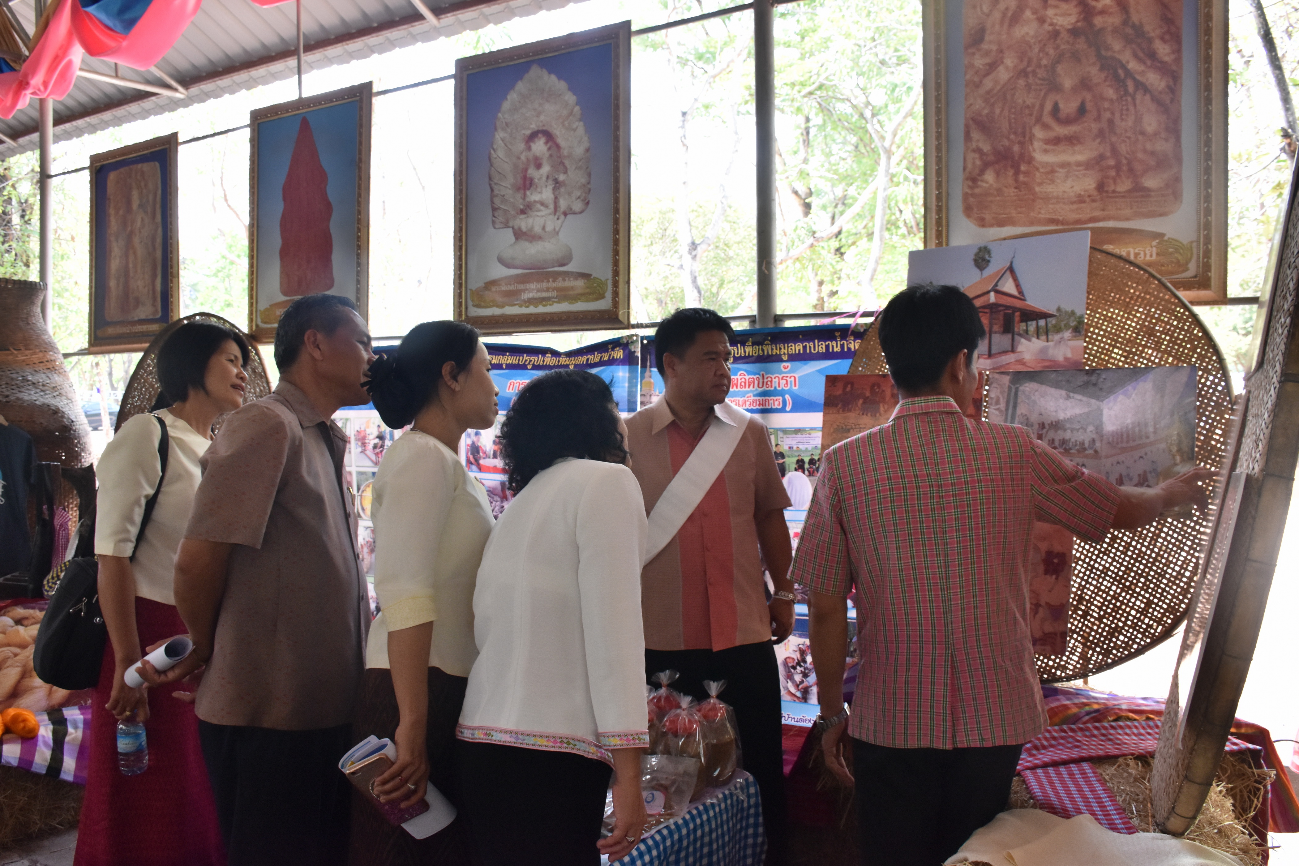 24 มีนาคม 2561 นายสมหวัง พ่วงบางโพ รองอธิบดีกรมการพัฒนาชุมชน ติดตามและให้คำแนะนำการดำเนินงานโครงการชุมชนท่องเที่ยว OTOP นวัตวิถี และเยี่ยมชมตลาดประชารัฐพันปีจำปาศรีนครคนไทยยิ้มได้ อำเภอนาดูน จังหวัดมหาสารคาม