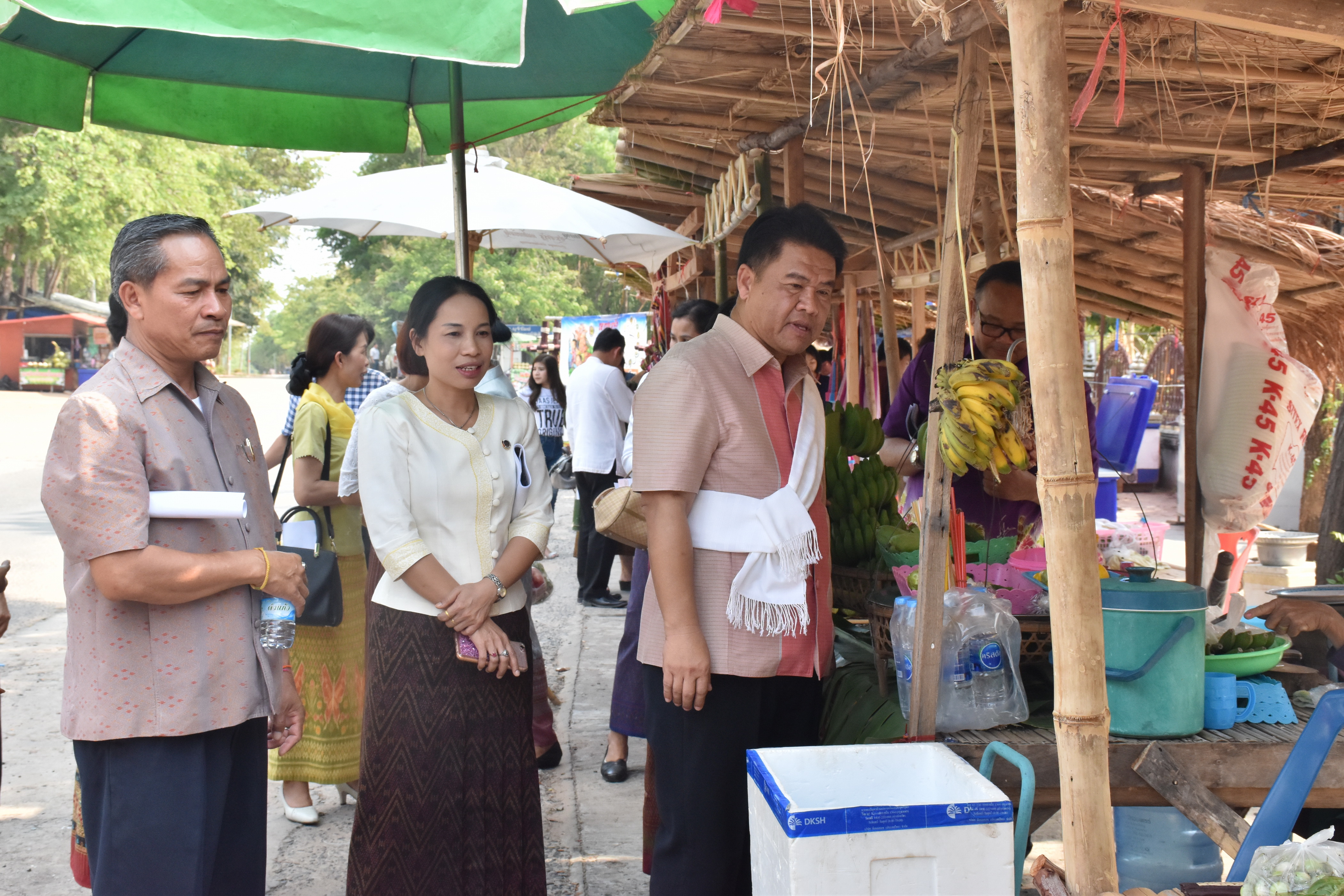 24 มีนาคม 2561 นายสมหวัง พ่วงบางโพ รองอธิบดีกรมการพัฒนาชุมชน ติดตามและให้คำแนะนำการดำเนินงานโครงการชุมชนท่องเที่ยว OTOP นวัตวิถี และเยี่ยมชมตลาดประชารัฐพันปีจำปาศรีนครคนไทยยิ้มได้ อำเภอนาดูน จังหวัดมหาสารคาม