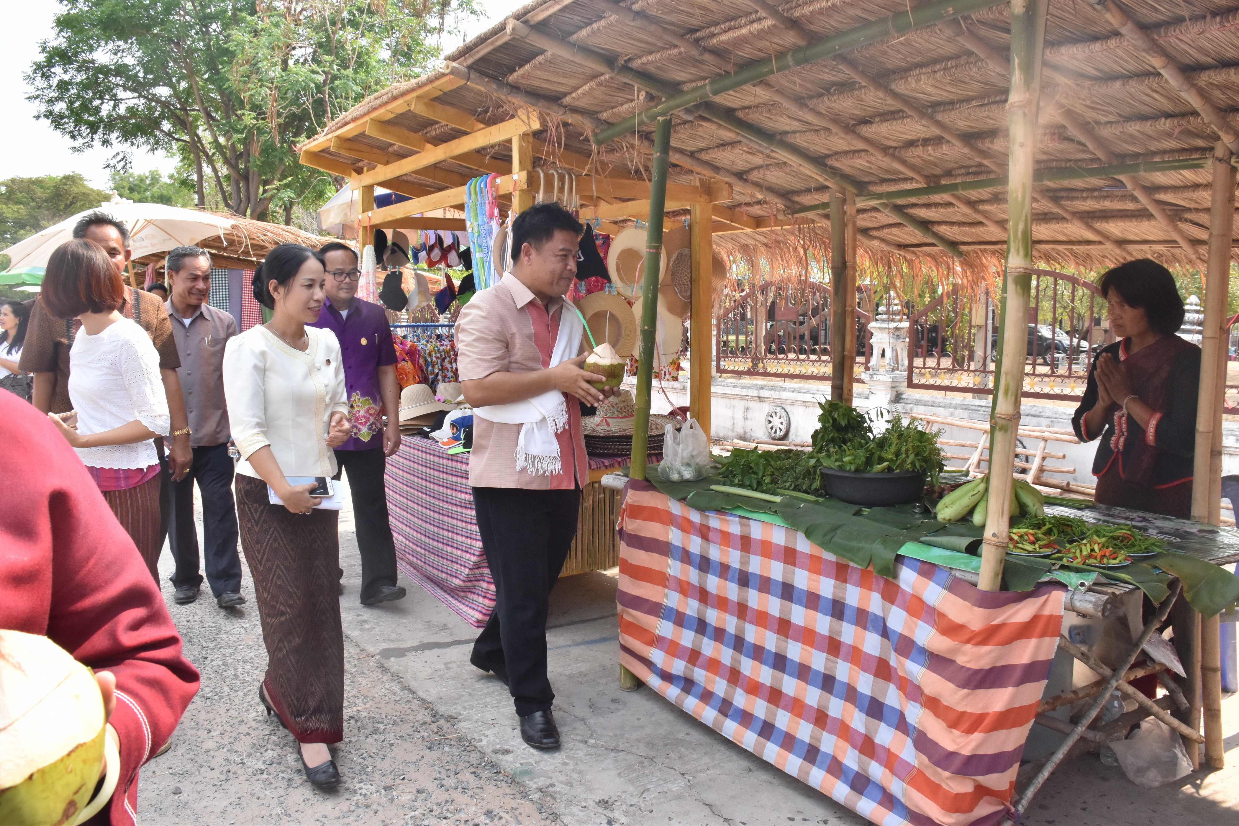 24 มีนาคม 2561 นายสมหวัง พ่วงบางโพ รองอธิบดีกรมการพัฒนาชุมชน ติดตามและให้คำแนะนำการดำเนินงานโครงการชุมชนท่องเที่ยว OTOP นวัตวิถี และเยี่ยมชมตลาดประชารัฐพันปีจำปาศรีนครคนไทยยิ้มได้ อำเภอนาดูน จังหวัดมหาสารคาม