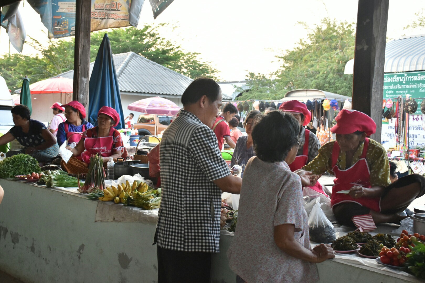 16 มีนาคม 2561 ผู้ตรวจราชการกรมการพัฒนาชุมชน เขตตรวจที่ 12 ลงพื้นที่ติดตามการดำเนินงานโครงการชุมชนท่องเที่ยว OTOP นวัตวิถี อำเภอวาปีปทุม และเยี่ยมชมตลาดประชารัฐคนไทยยิ้มได้ บ้านสันติภาพพัฒนา หมู่ที่ 19 ตำบลงัวบา