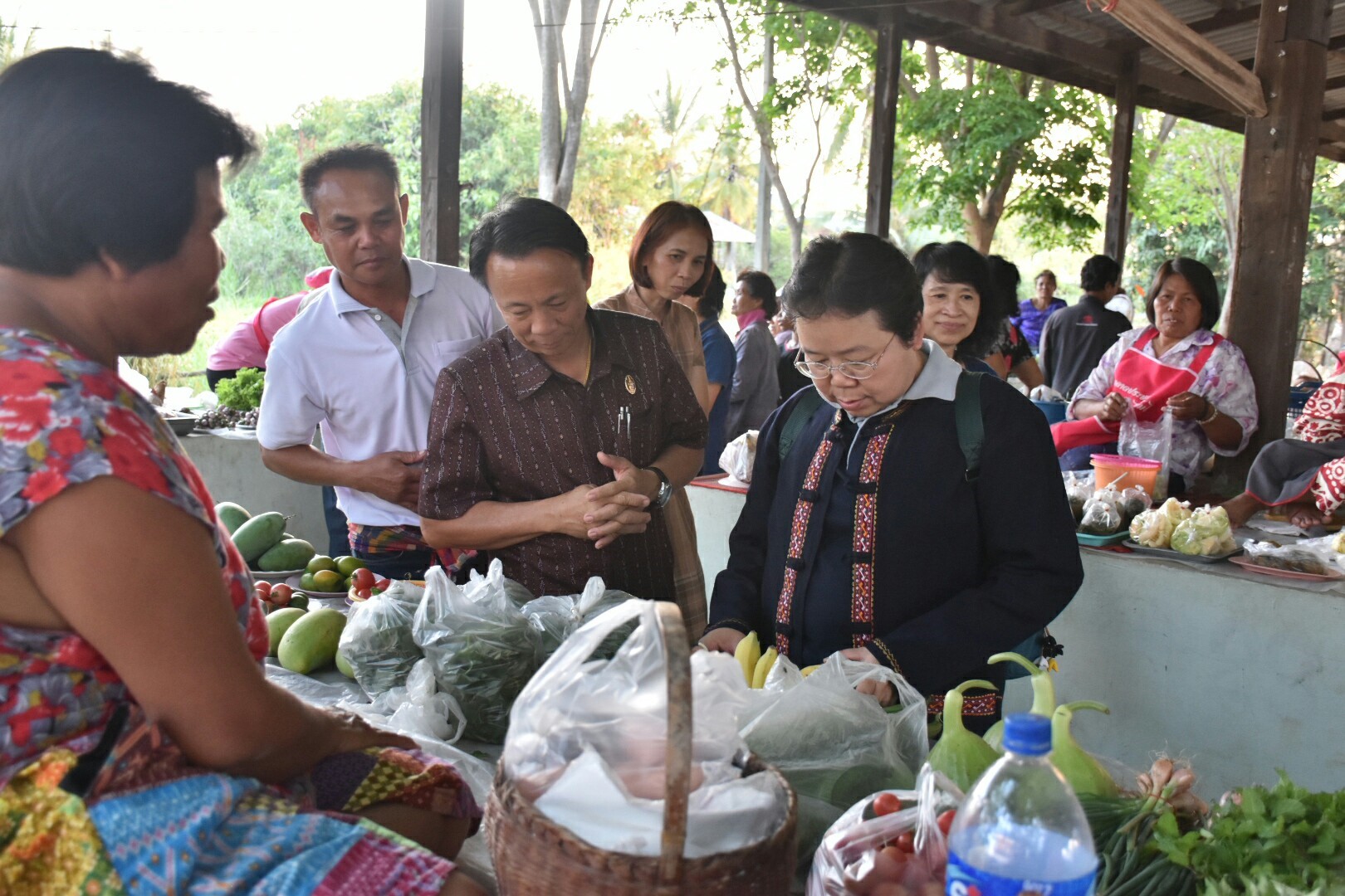 16 มีนาคม 2561 ผู้ตรวจราชการกรมการพัฒนาชุมชน เขตตรวจที่ 12 ลงพื้นที่ติดตามการดำเนินงานโครงการชุมชนท่องเที่ยว OTOP นวัตวิถี อำเภอวาปีปทุม และเยี่ยมชมตลาดประชารัฐคนไทยยิ้มได้ บ้านสันติภาพพัฒนา หมู่ที่ 19 ตำบลงัวบา