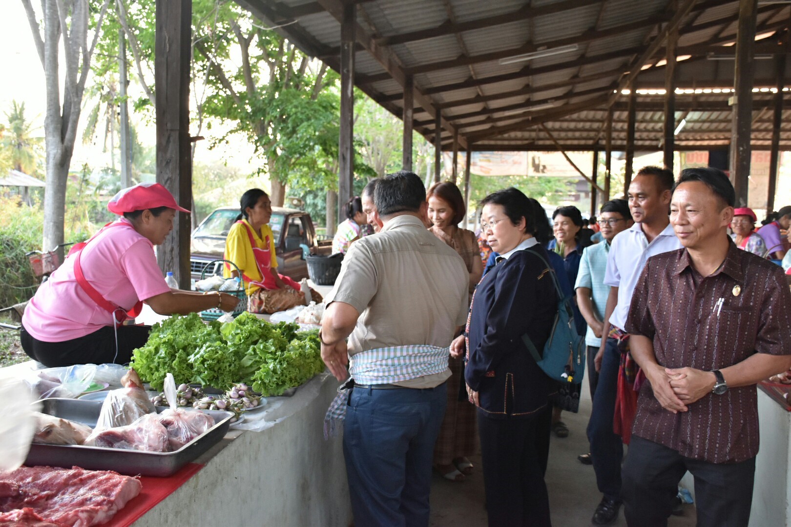 16 มีนาคม 2561 ผู้ตรวจราชการกรมการพัฒนาชุมชน เขตตรวจที่ 12 ลงพื้นที่ติดตามการดำเนินงานโครงการชุมชนท่องเที่ยว OTOP นวัตวิถี อำเภอวาปีปทุม และเยี่ยมชมตลาดประชารัฐคนไทยยิ้มได้ บ้านสันติภาพพัฒนา หมู่ที่ 19 ตำบลงัวบา
