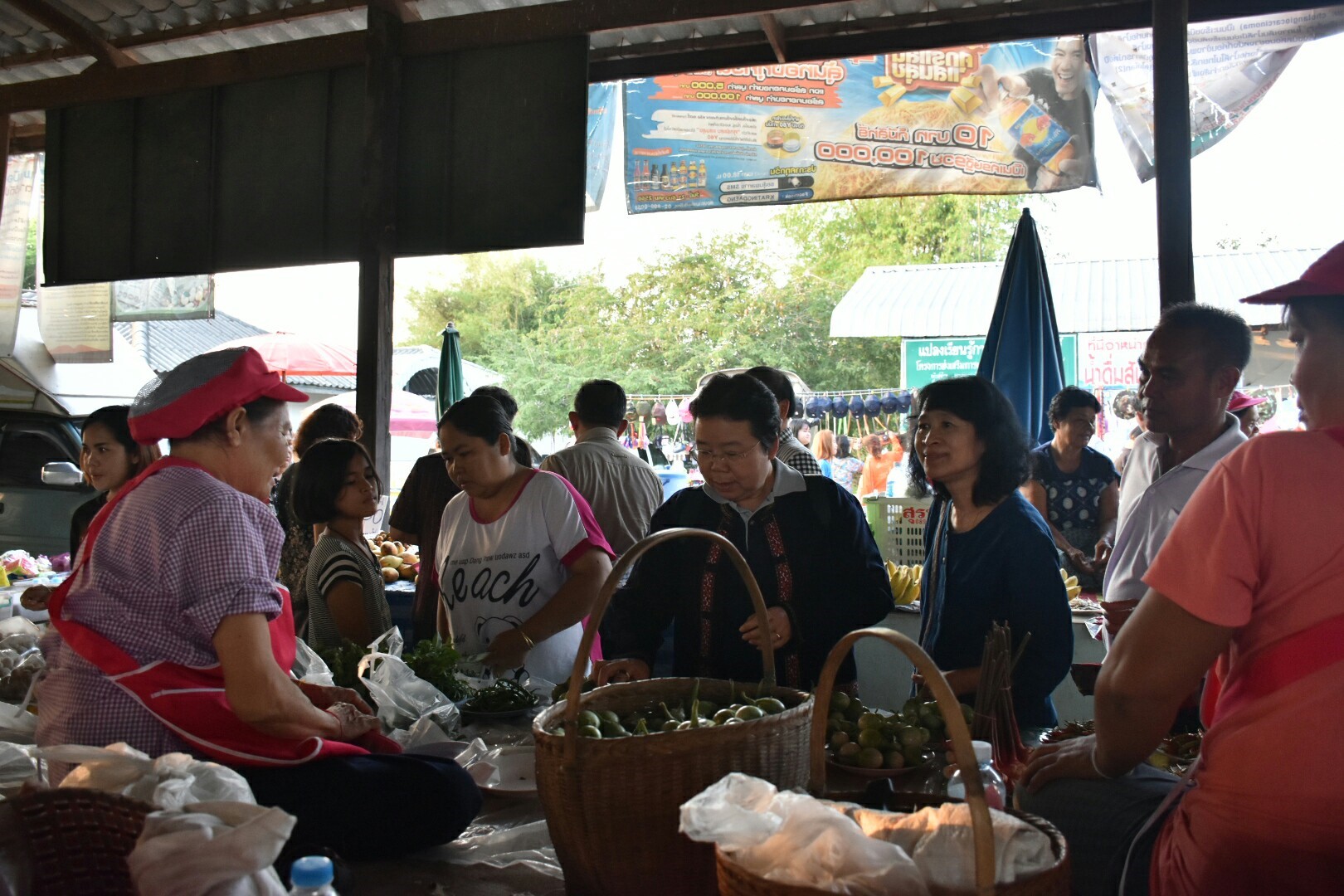16 มีนาคม 2561 ผู้ตรวจราชการกรมการพัฒนาชุมชน เขตตรวจที่ 12 ลงพื้นที่ติดตามการดำเนินงานโครงการชุมชนท่องเที่ยว OTOP นวัตวิถี อำเภอวาปีปทุม และเยี่ยมชมตลาดประชารัฐคนไทยยิ้มได้ บ้านสันติภาพพัฒนา หมู่ที่ 19 ตำบลงัวบา