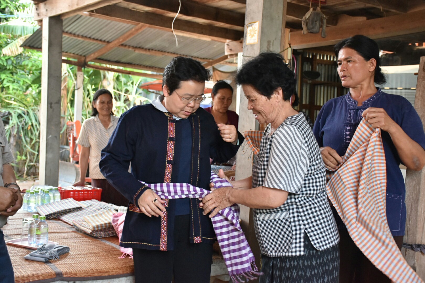 16 มีนาคม 2561 ผู้ตรวจราชการกรมการพัฒนาชุมชน เขตตรวจที่ 12 ลงพื้นที่ติดตามการดำเนินงานโครงการชุมชนท่องเที่ยว OTOP นวัตวิถี อำเภอวาปีปทุม และเยี่ยมชมตลาดประชารัฐคนไทยยิ้มได้ บ้านสันติภาพพัฒนา หมู่ที่ 19 ตำบลงัวบา