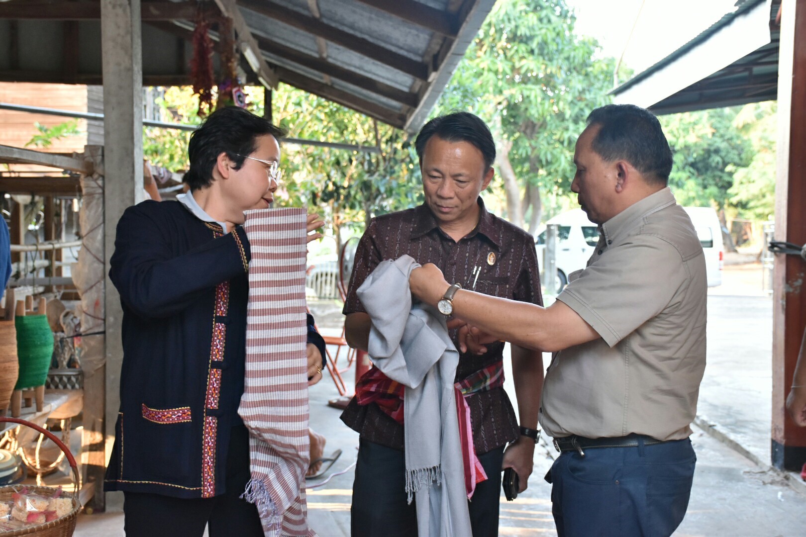 16 มีนาคม 2561 ผู้ตรวจราชการกรมการพัฒนาชุมชน เขตตรวจที่ 12 ลงพื้นที่ติดตามการดำเนินงานโครงการชุมชนท่องเที่ยว OTOP นวัตวิถี อำเภอวาปีปทุม และเยี่ยมชมตลาดประชารัฐคนไทยยิ้มได้ บ้านสันติภาพพัฒนา หมู่ที่ 19 ตำบลงัวบา