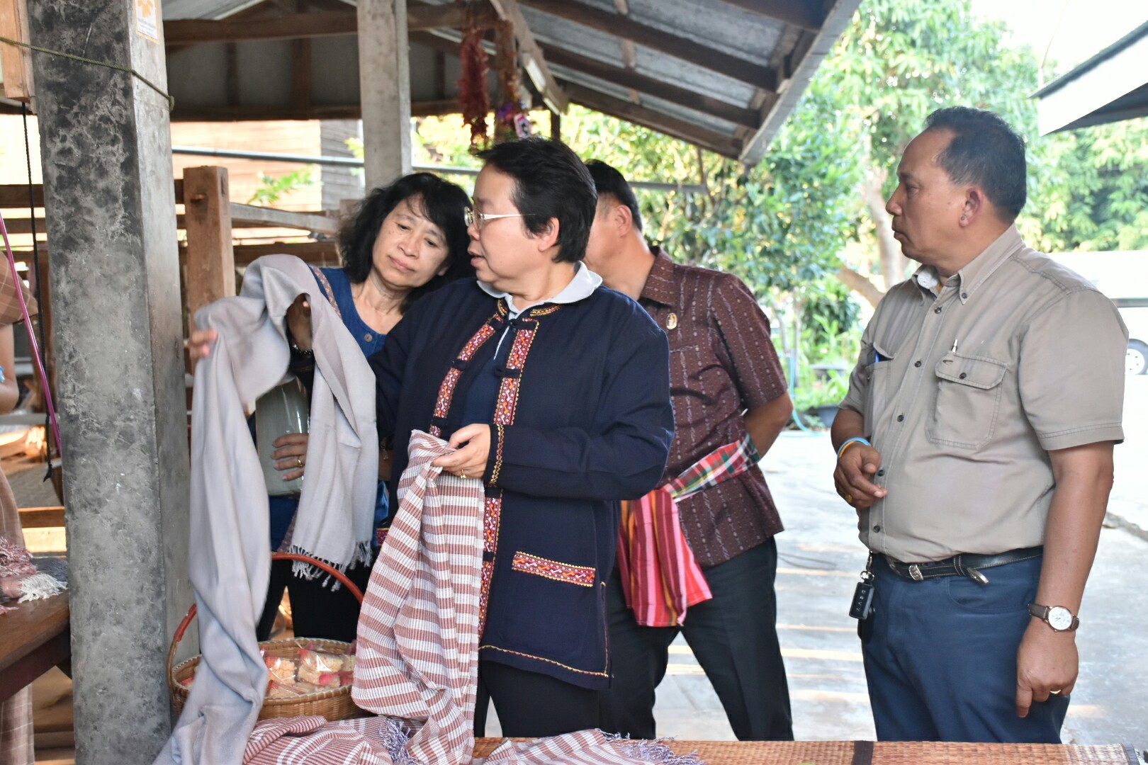 16 มีนาคม 2561 ผู้ตรวจราชการกรมการพัฒนาชุมชน เขตตรวจที่ 12 ลงพื้นที่ติดตามการดำเนินงานโครงการชุมชนท่องเที่ยว OTOP นวัตวิถี อำเภอวาปีปทุม และเยี่ยมชมตลาดประชารัฐคนไทยยิ้มได้ บ้านสันติภาพพัฒนา หมู่ที่ 19 ตำบลงัวบา