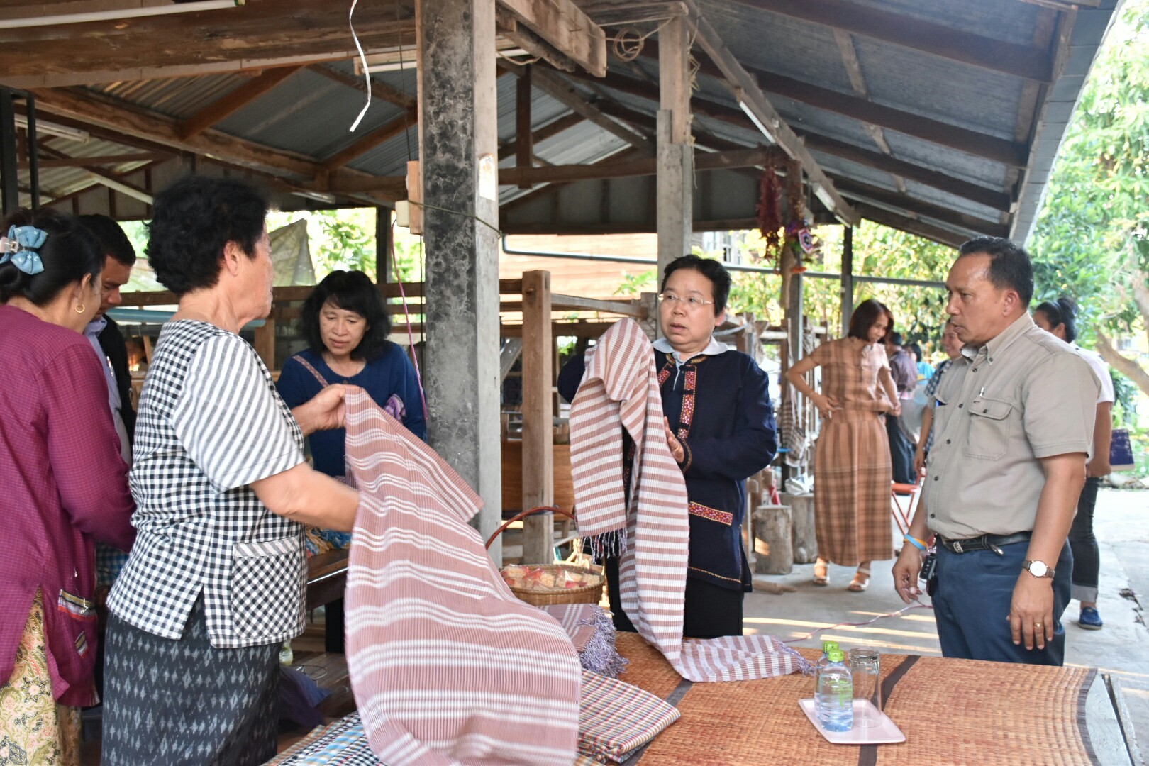 16 มีนาคม 2561 ผู้ตรวจราชการกรมการพัฒนาชุมชน เขตตรวจที่ 12 ลงพื้นที่ติดตามการดำเนินงานโครงการชุมชนท่องเที่ยว OTOP นวัตวิถี อำเภอวาปีปทุม และเยี่ยมชมตลาดประชารัฐคนไทยยิ้มได้ บ้านสันติภาพพัฒนา หมู่ที่ 19 ตำบลงัวบา