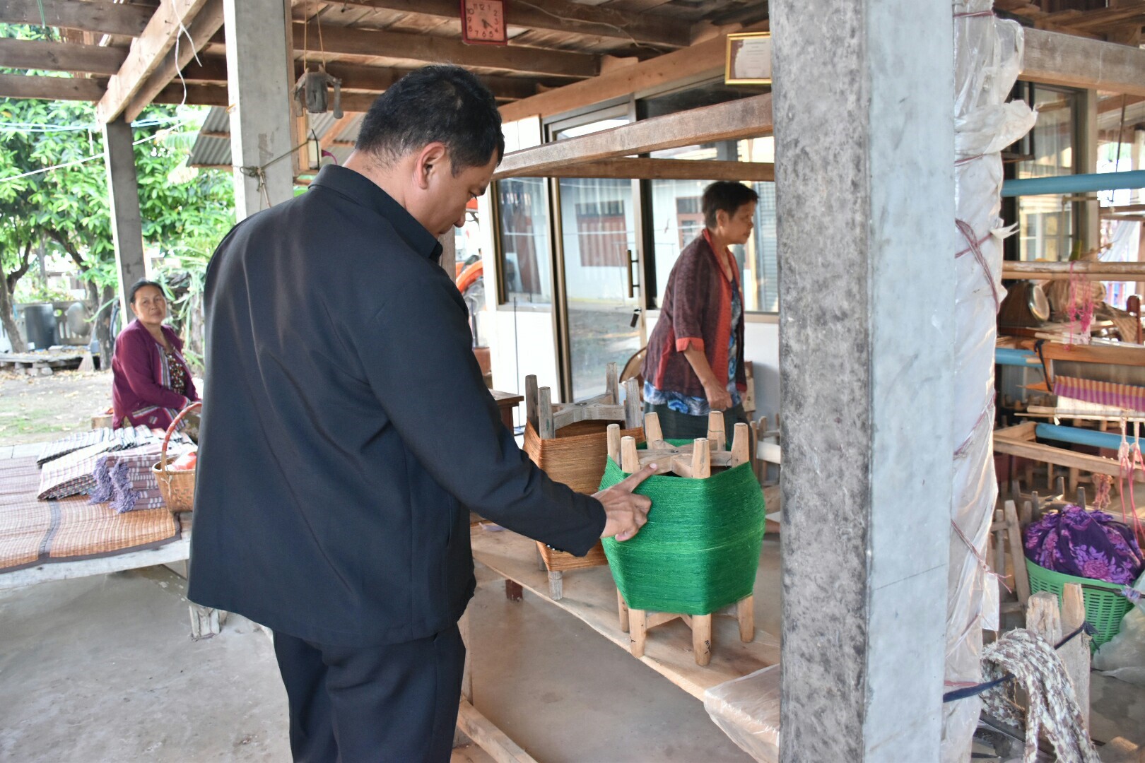 16 มีนาคม 2561 ผู้ตรวจราชการกรมการพัฒนาชุมชน เขตตรวจที่ 12 ลงพื้นที่ติดตามการดำเนินงานโครงการชุมชนท่องเที่ยว OTOP นวัตวิถี อำเภอวาปีปทุม และเยี่ยมชมตลาดประชารัฐคนไทยยิ้มได้ บ้านสันติภาพพัฒนา หมู่ที่ 19 ตำบลงัวบา