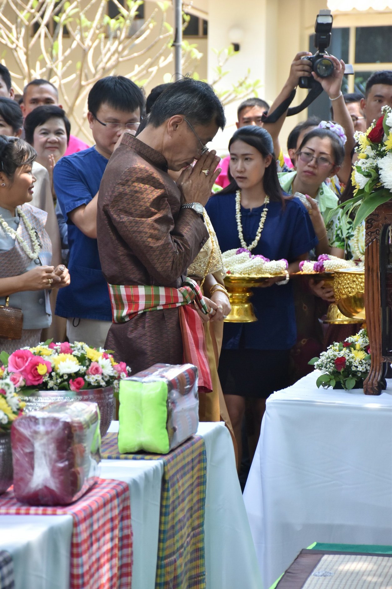 11 เมษายน 2561 กิจกรรม “ตักสิลามหาสงกรานต์ 2561” รดน้ำดำหัวขอพรท่านพ่อเมืองมหาสารคาม นายเสน่ห์ นนทะโชติ ผู้ว่าราชการจังหวัดมหาสารคาม และนางนิศากร นนทะโชติ นายกเหล่ากาชาดจังหวัดมหาสารคาม