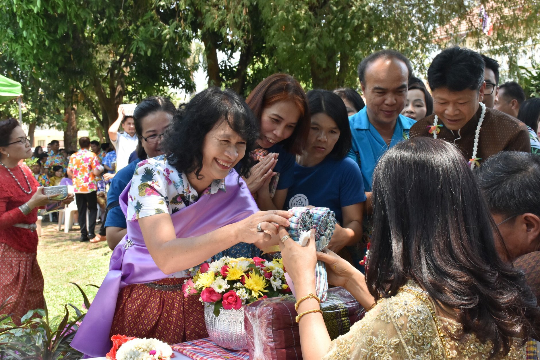 11 เมษายน 2561 กิจกรรม “ตักสิลามหาสงกรานต์ 2561” รดน้ำดำหัวขอพรท่านพ่อเมืองมหาสารคาม นายเสน่ห์ นนทะโชติ ผู้ว่าราชการจังหวัดมหาสารคาม และนางนิศากร นนทะโชติ นายกเหล่ากาชาดจังหวัดมหาสารคาม