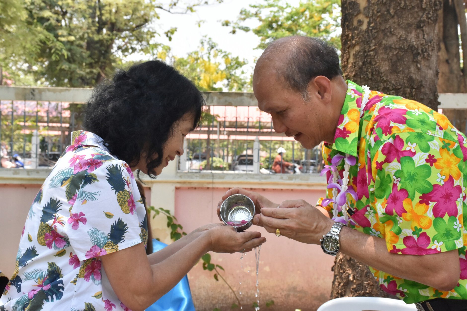 11 เมษายน 2561 กิจกรรม “ตักสิลามหาสงกรานต์ 2561” รดน้ำดำหัวขอพรท่านพ่อเมืองมหาสารคาม นายเสน่ห์ นนทะโชติ ผู้ว่าราชการจังหวัดมหาสารคาม และนางนิศากร นนทะโชติ นายกเหล่ากาชาดจังหวัดมหาสารคาม