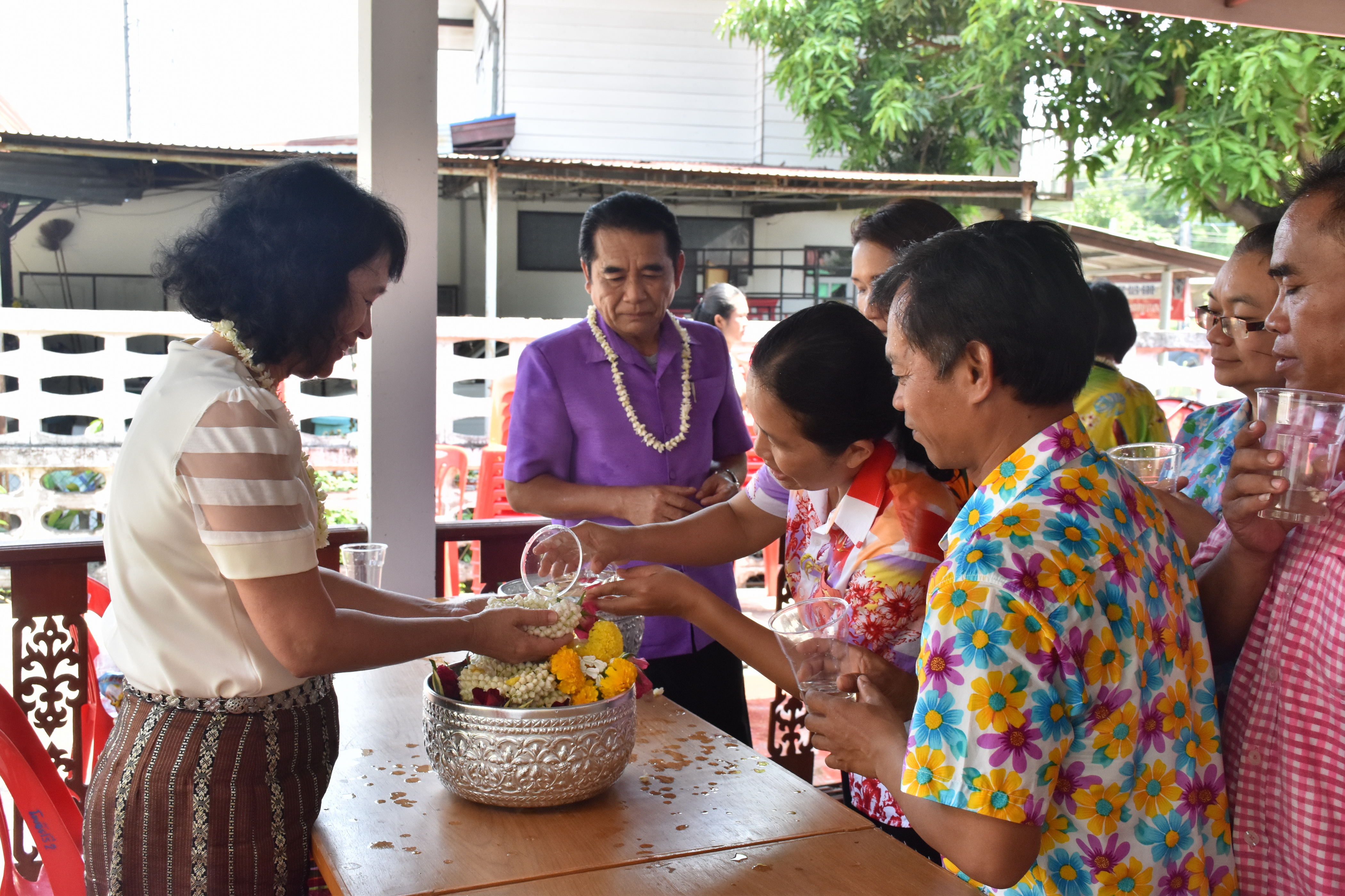 10 เมษายน 2561 กิจกรรมรดน้ำดำหัวขอพรจากผู้อาวุโส เนื่องในโอกาสเทศกาล สงกรานต์ ประจำปี 2561