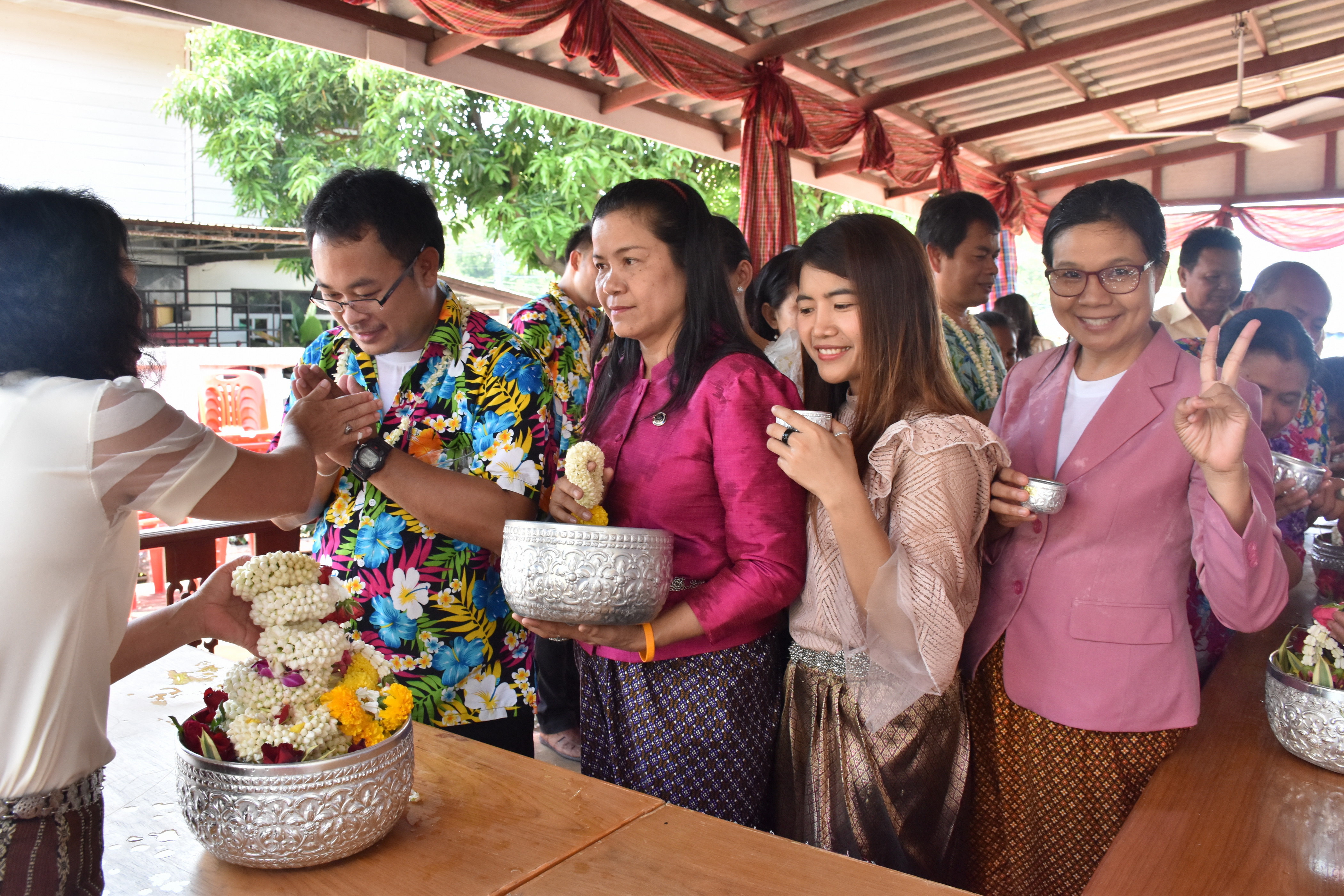 10 เมษายน 2561 กิจกรรมรดน้ำดำหัวขอพรจากผู้อาวุโส เนื่องในโอกาสเทศกาล สงกรานต์ ประจำปี 2561
