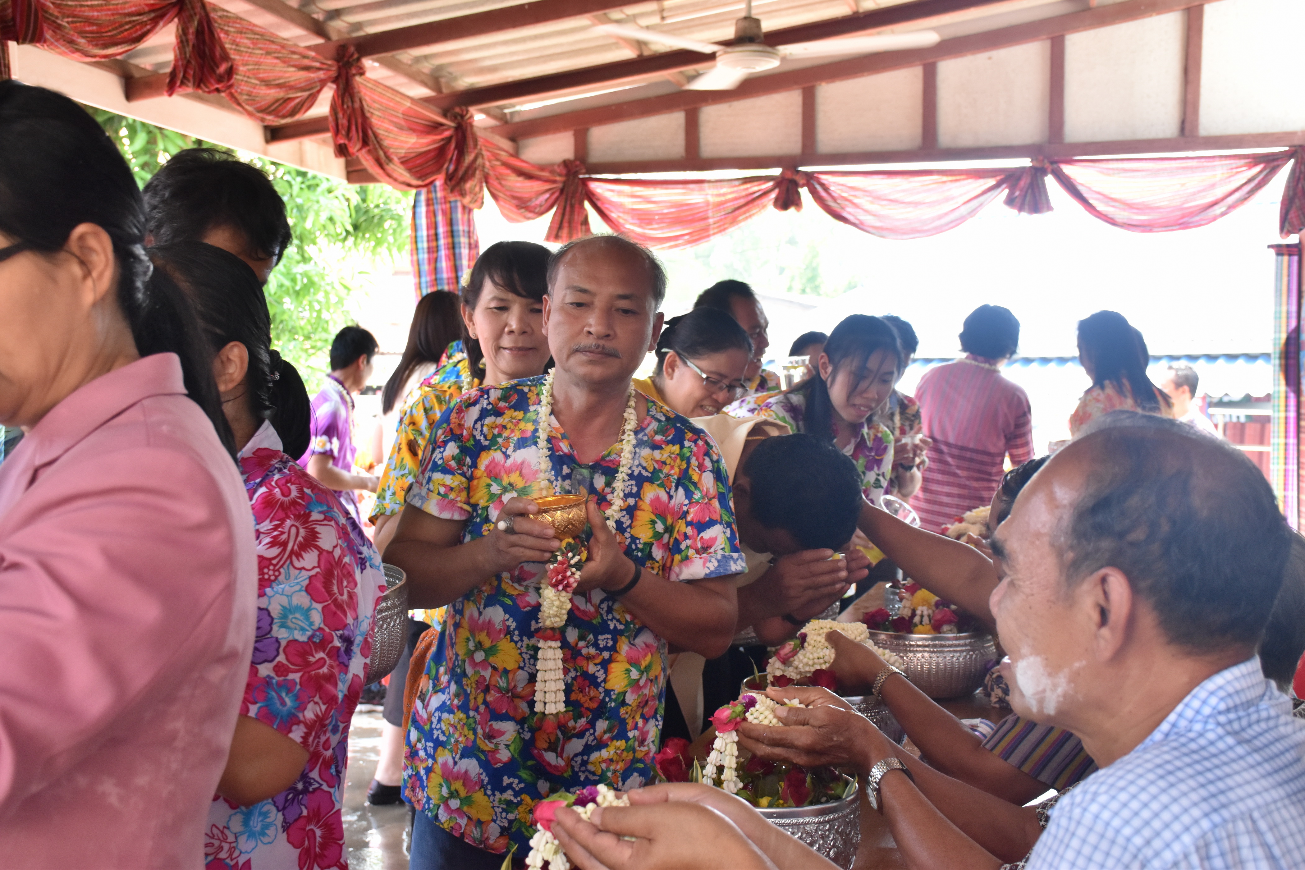 10 เมษายน 2561 กิจกรรมรดน้ำดำหัวขอพรจากผู้อาวุโส เนื่องในโอกาสเทศกาล สงกรานต์ ประจำปี 2561