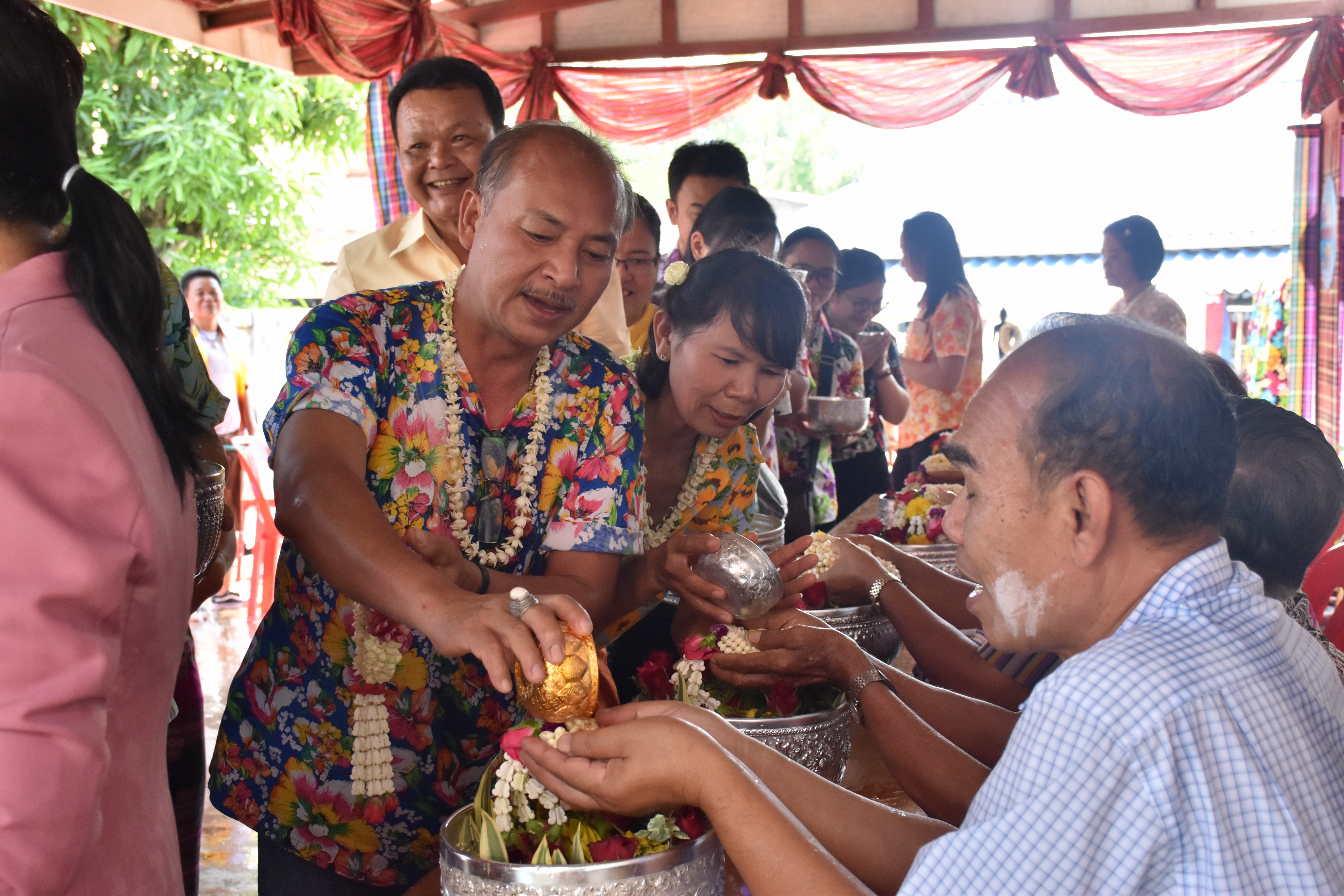 10 เมษายน 2561 กิจกรรมรดน้ำดำหัวขอพรจากผู้อาวุโส เนื่องในโอกาสเทศกาล สงกรานต์ ประจำปี 2561