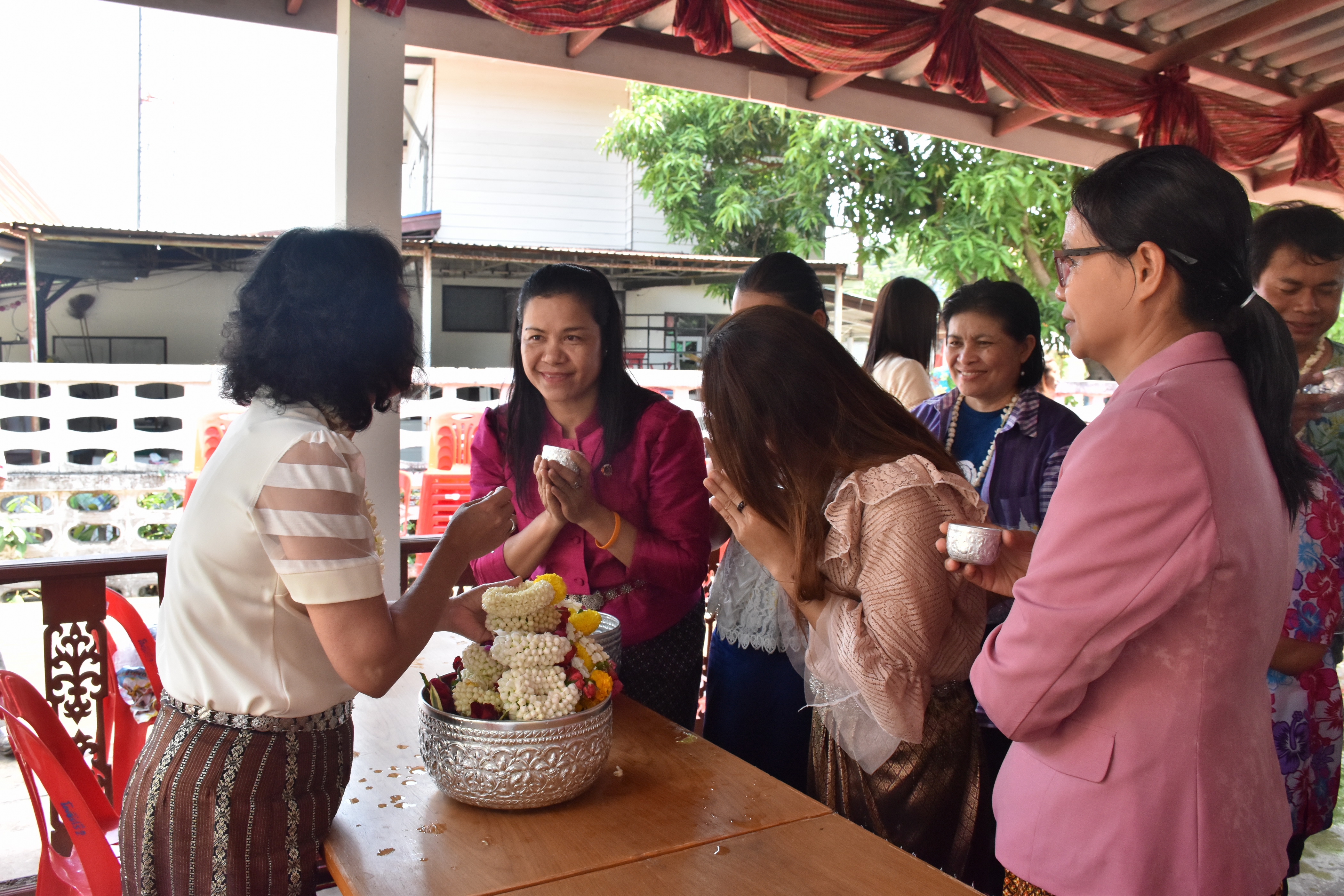 10 เมษายน 2561 กิจกรรมรดน้ำดำหัวขอพรจากผู้อาวุโส เนื่องในโอกาสเทศกาล สงกรานต์ ประจำปี 2561