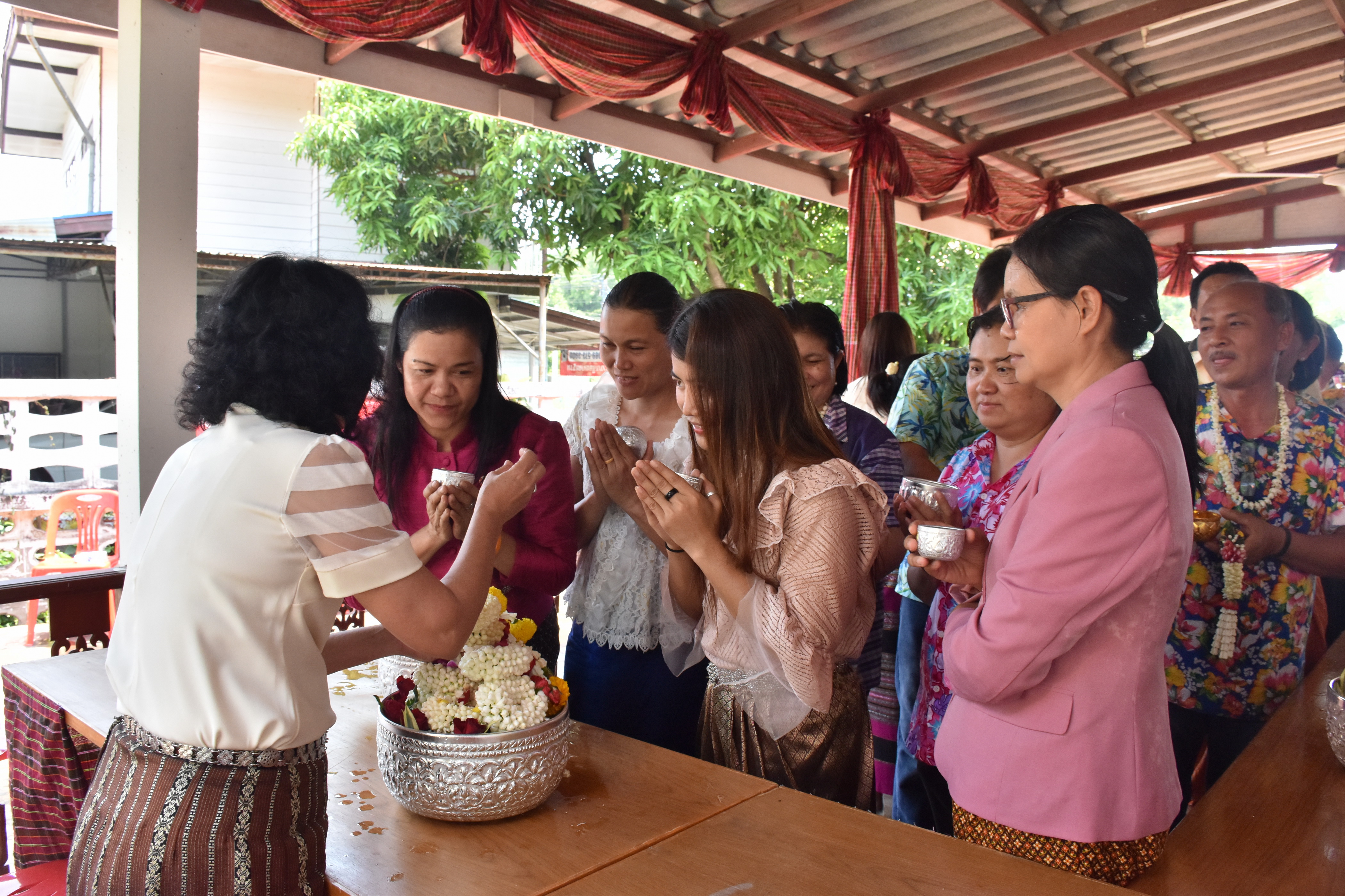 10 เมษายน 2561 กิจกรรมรดน้ำดำหัวขอพรจากผู้อาวุโส เนื่องในโอกาสเทศกาล สงกรานต์ ประจำปี 2561