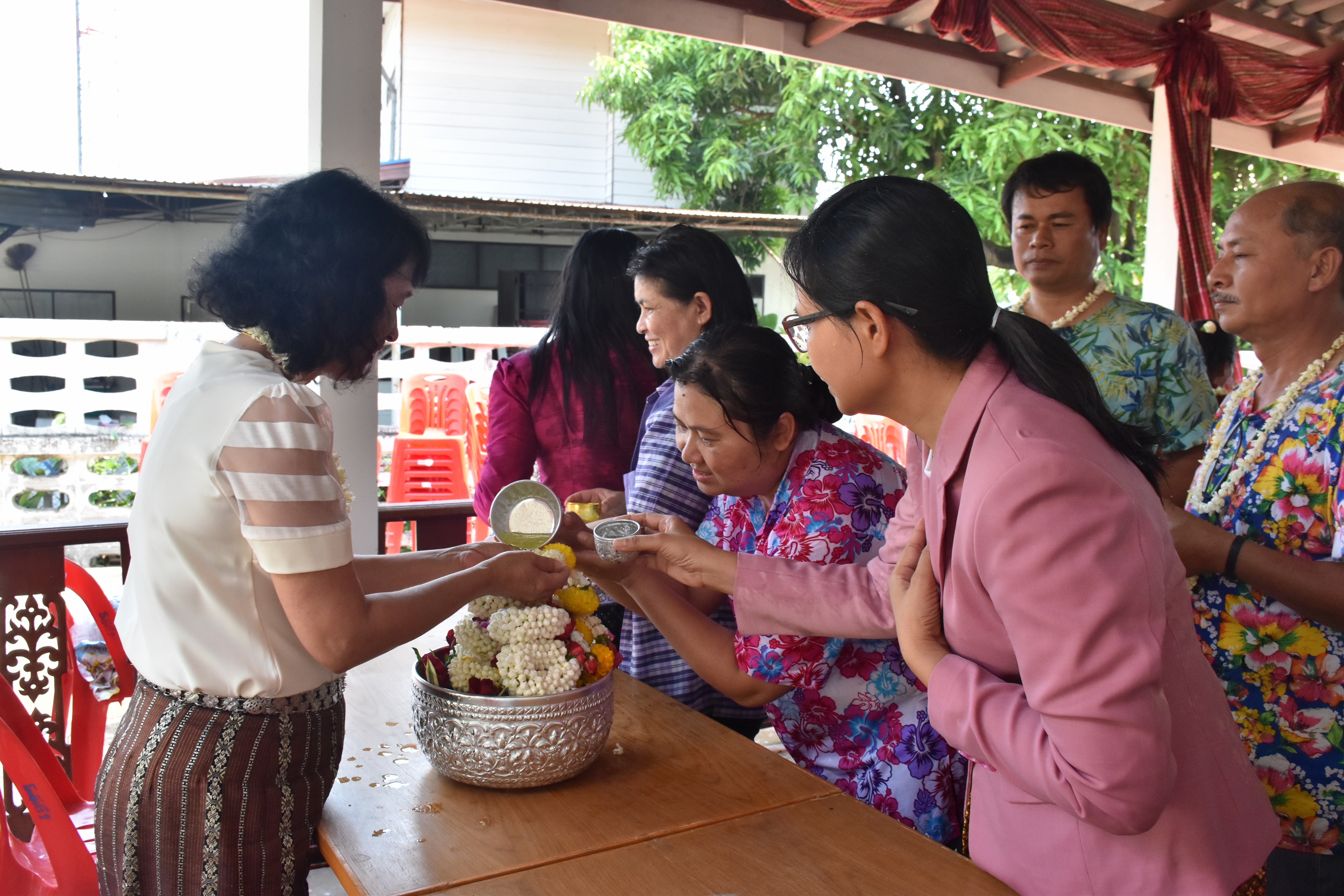 10 เมษายน 2561 กิจกรรมรดน้ำดำหัวขอพรจากผู้อาวุโส เนื่องในโอกาสเทศกาล สงกรานต์ ประจำปี 2561