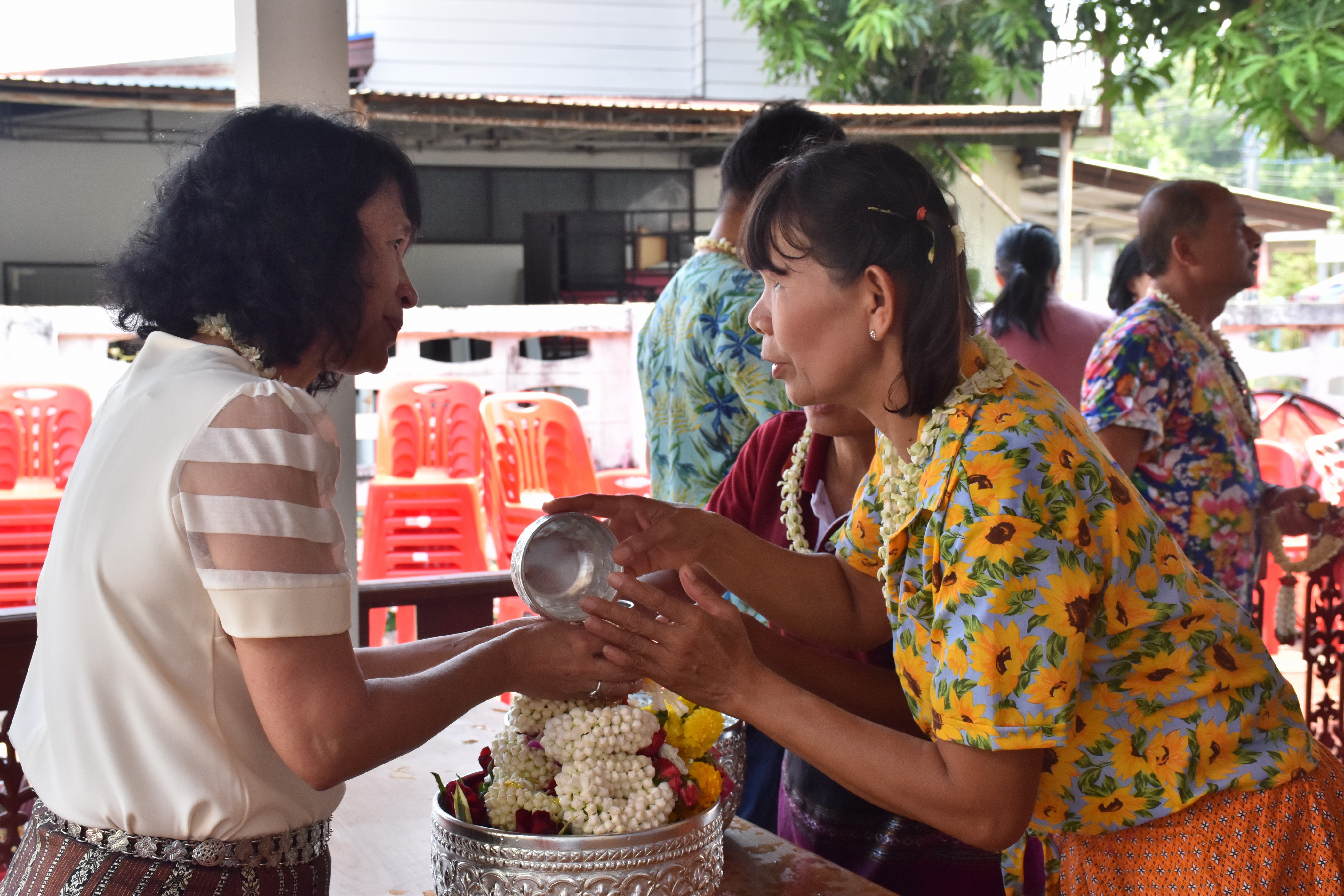 10 เมษายน 2561 กิจกรรมรดน้ำดำหัวขอพรจากผู้อาวุโส เนื่องในโอกาสเทศกาล สงกรานต์ ประจำปี 2561