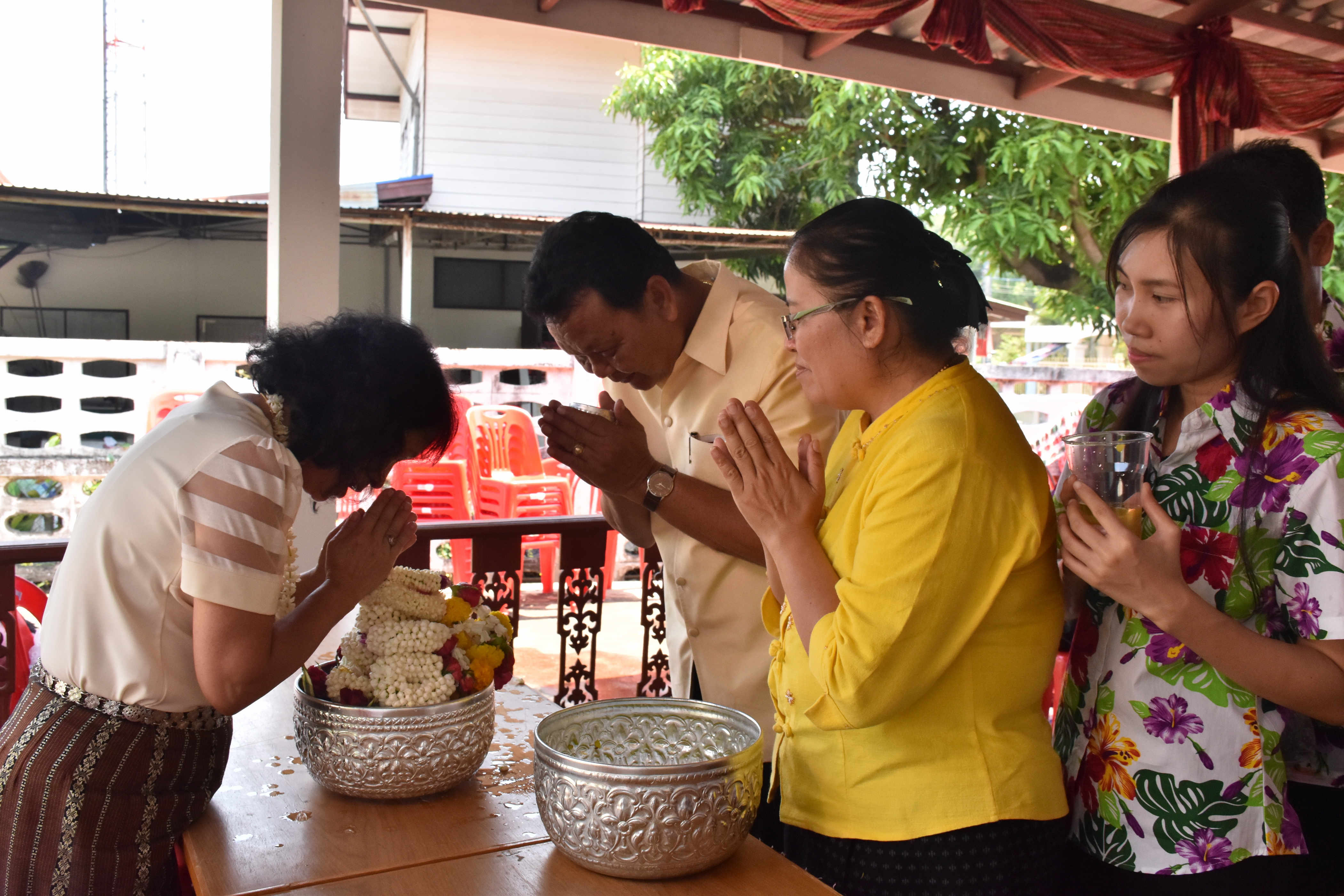 10 เมษายน 2561 กิจกรรมรดน้ำดำหัวขอพรจากผู้อาวุโส เนื่องในโอกาสเทศกาล สงกรานต์ ประจำปี 2561