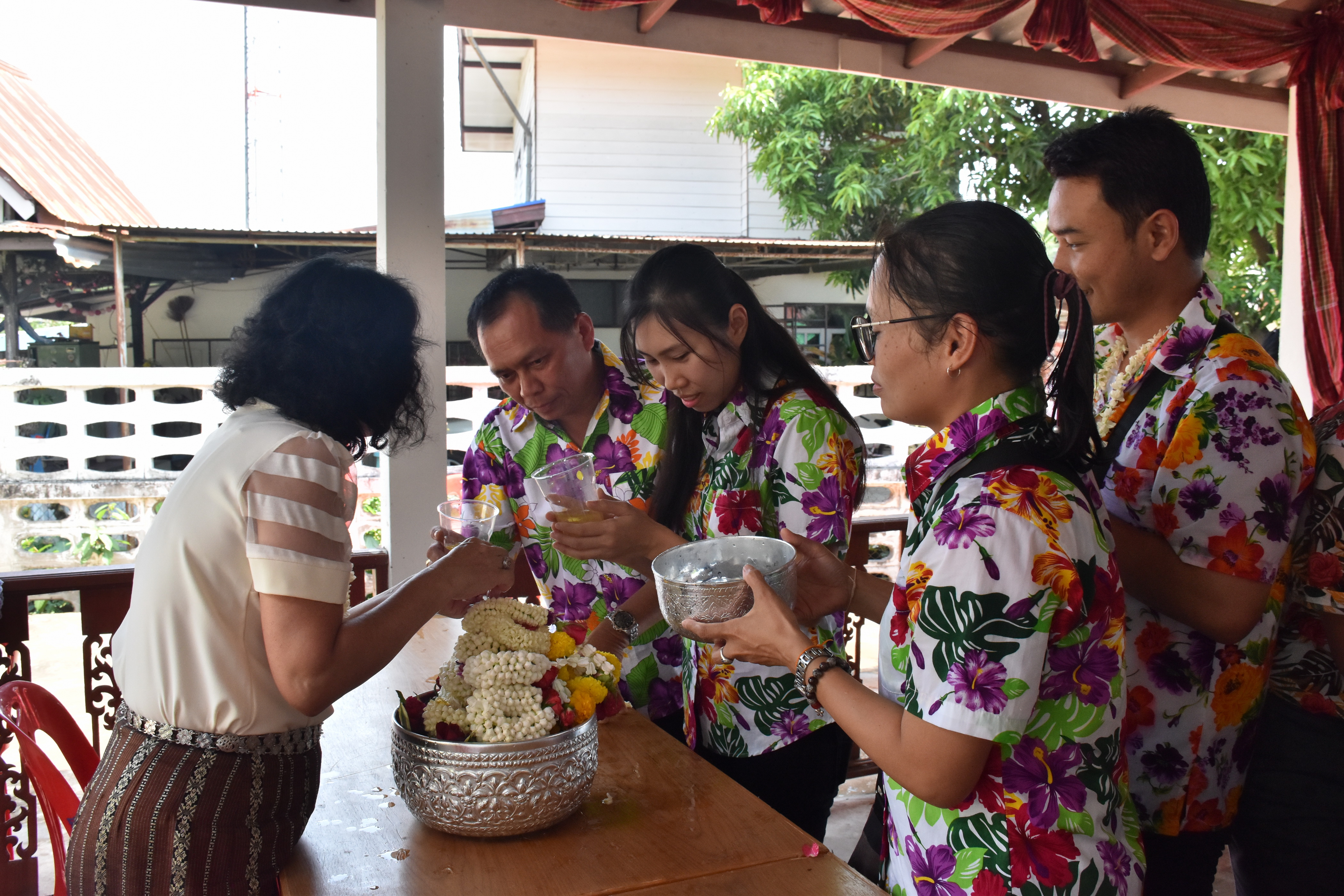 10 เมษายน 2561 กิจกรรมรดน้ำดำหัวขอพรจากผู้อาวุโส เนื่องในโอกาสเทศกาล สงกรานต์ ประจำปี 2561