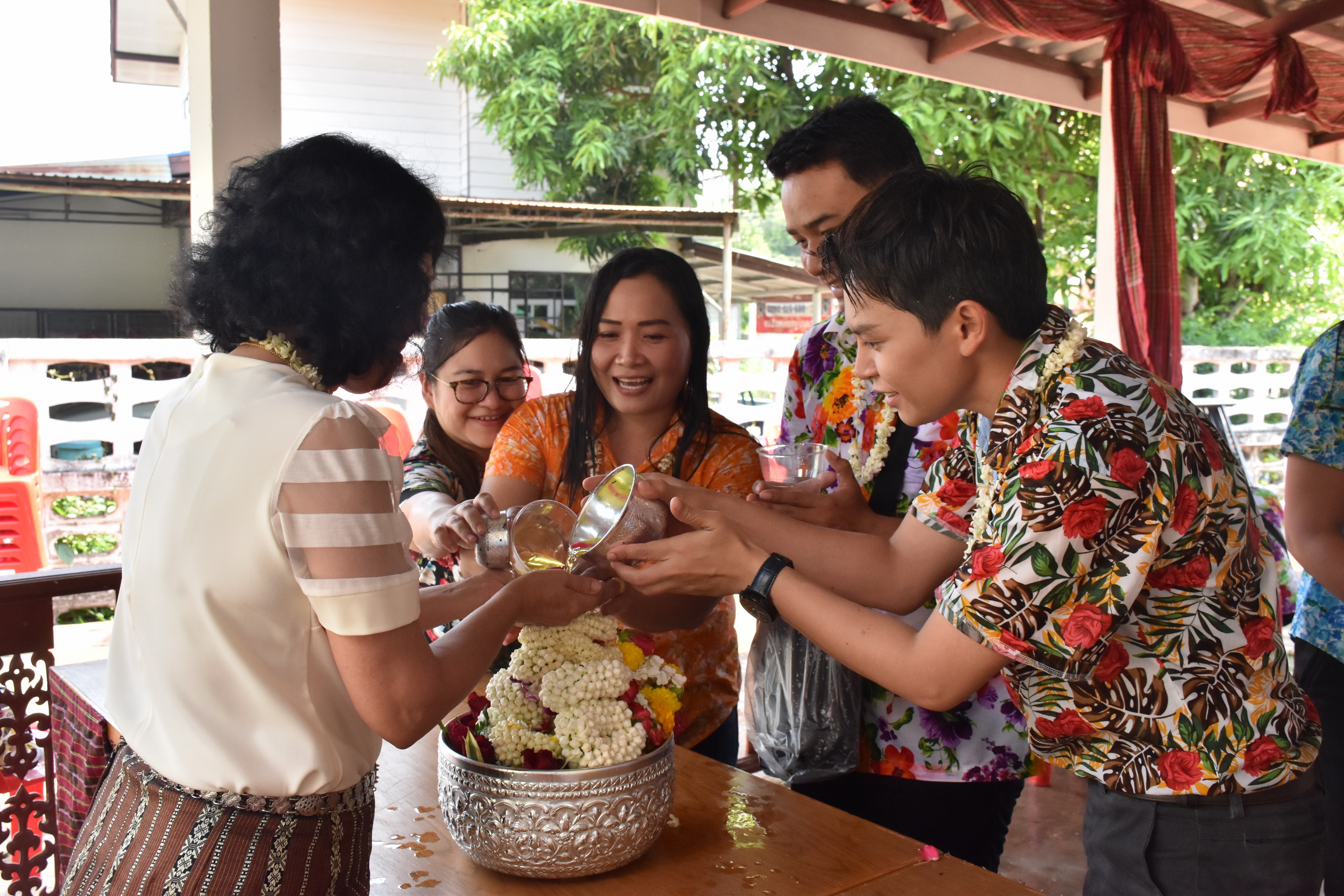 10 เมษายน 2561 กิจกรรมรดน้ำดำหัวขอพรจากผู้อาวุโส เนื่องในโอกาสเทศกาล สงกรานต์ ประจำปี 2561