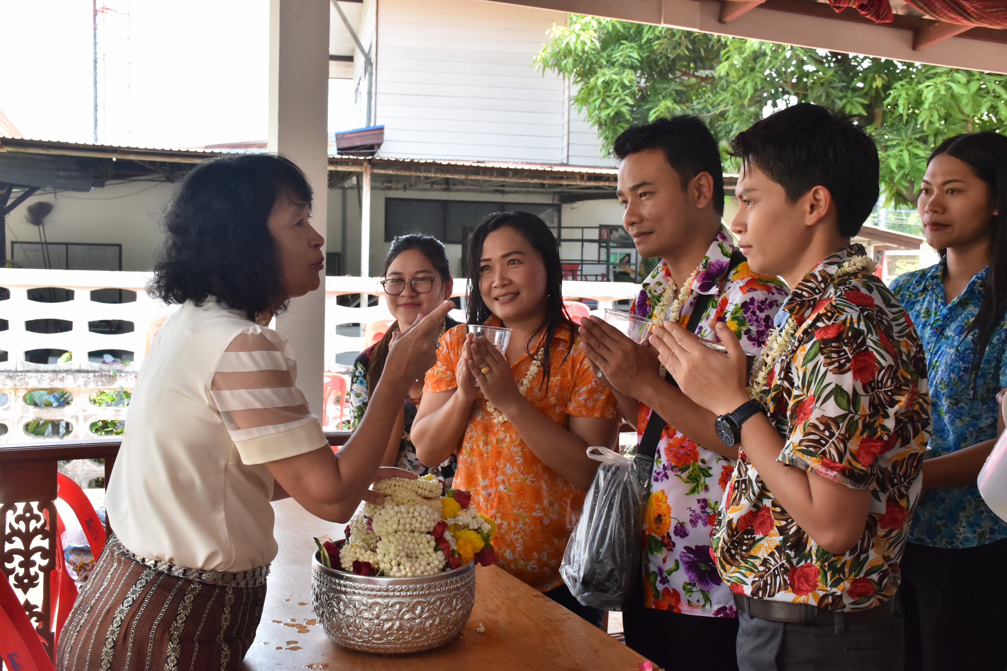 10 เมษายน 2561 กิจกรรมรดน้ำดำหัวขอพรจากผู้อาวุโส เนื่องในโอกาสเทศกาล สงกรานต์ ประจำปี 2561