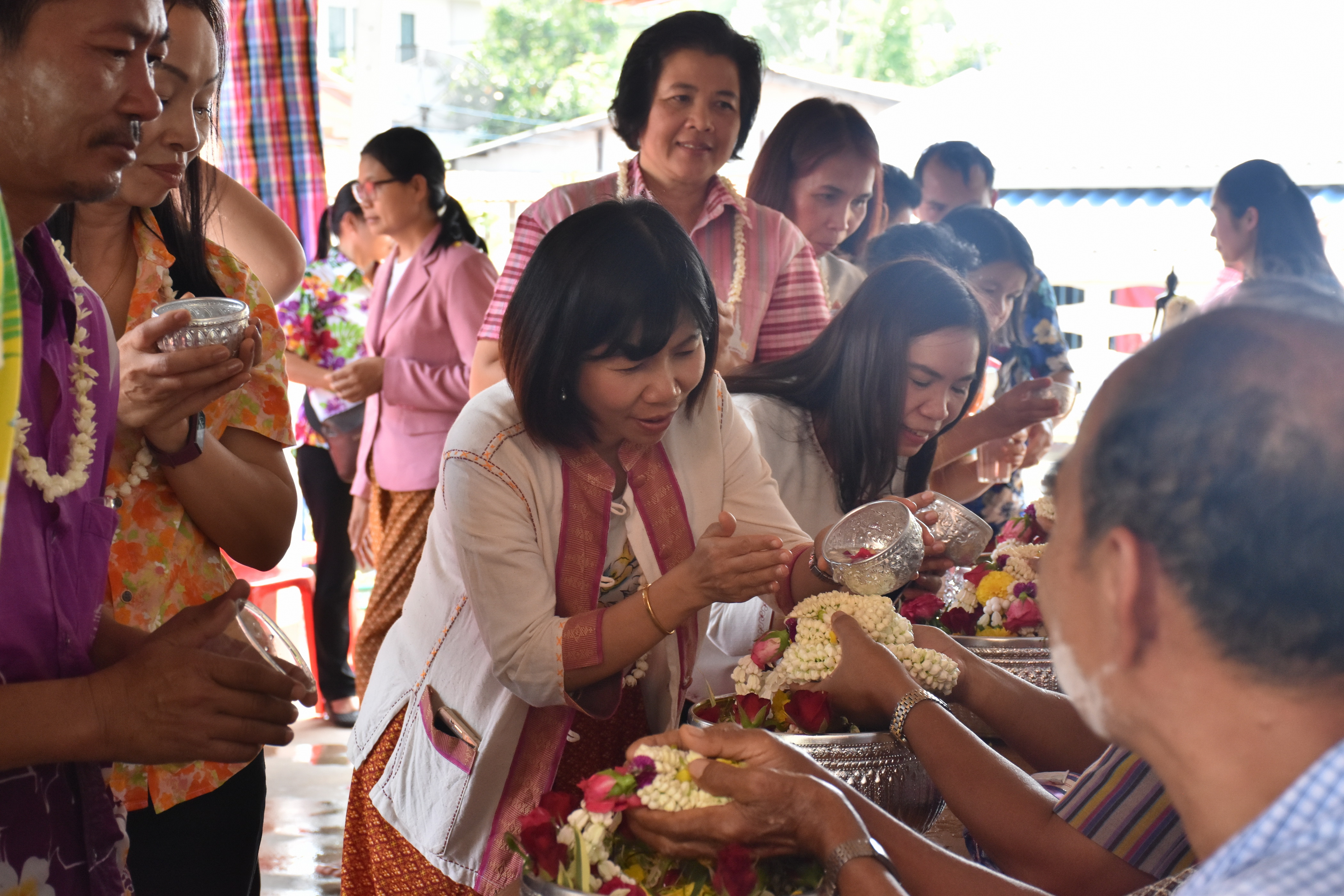 10 เมษายน 2561 กิจกรรมรดน้ำดำหัวขอพรจากผู้อาวุโส เนื่องในโอกาสเทศกาล สงกรานต์ ประจำปี 2561