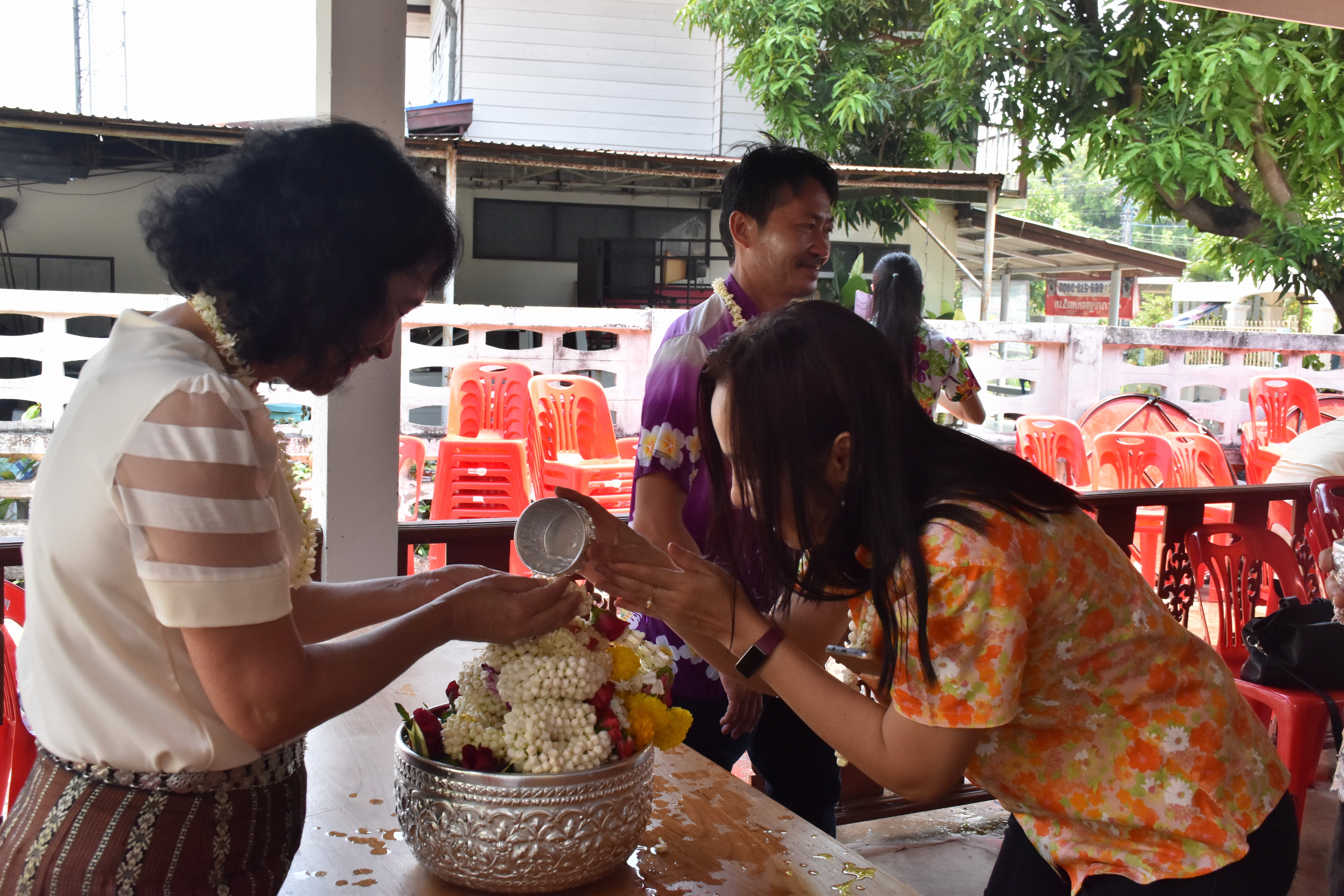 10 เมษายน 2561 กิจกรรมรดน้ำดำหัวขอพรจากผู้อาวุโส เนื่องในโอกาสเทศกาล สงกรานต์ ประจำปี 2561