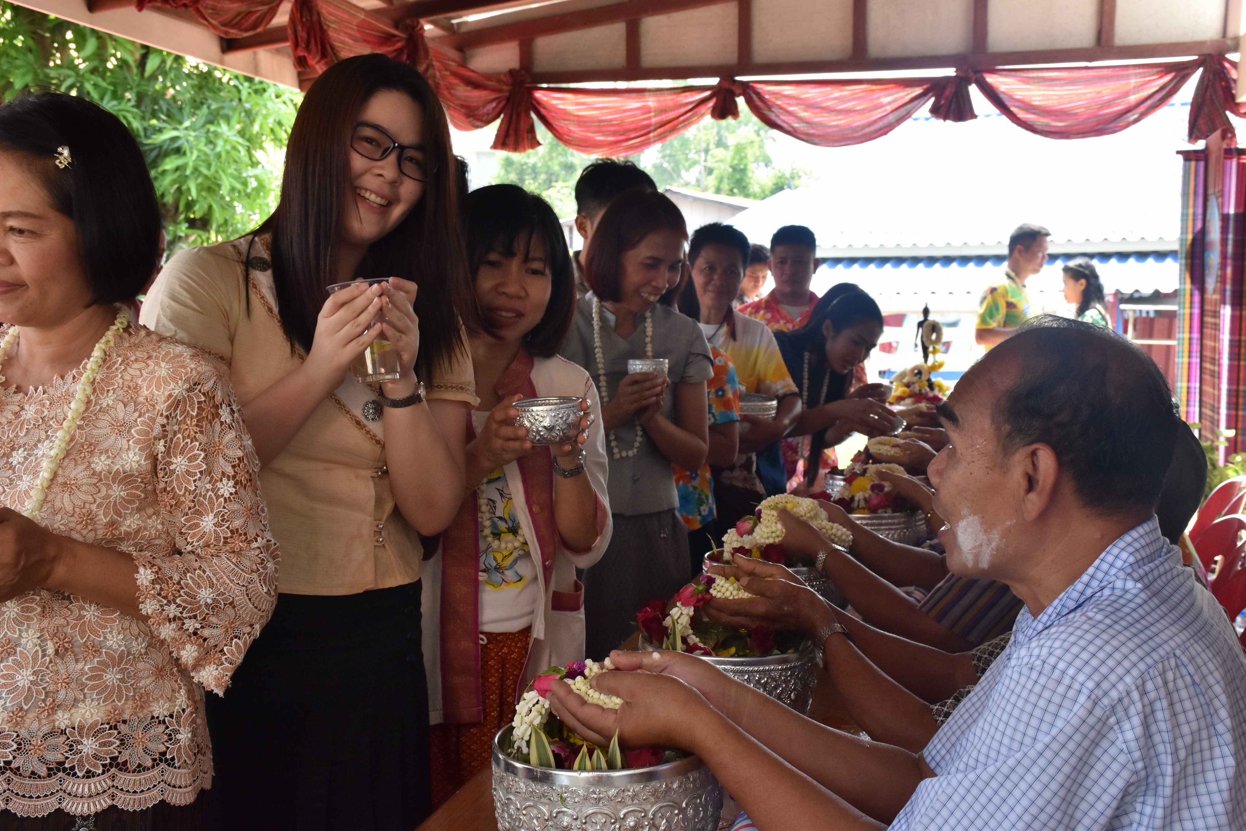 10 เมษายน 2561 กิจกรรมรดน้ำดำหัวขอพรจากผู้อาวุโส เนื่องในโอกาสเทศกาล สงกรานต์ ประจำปี 2561