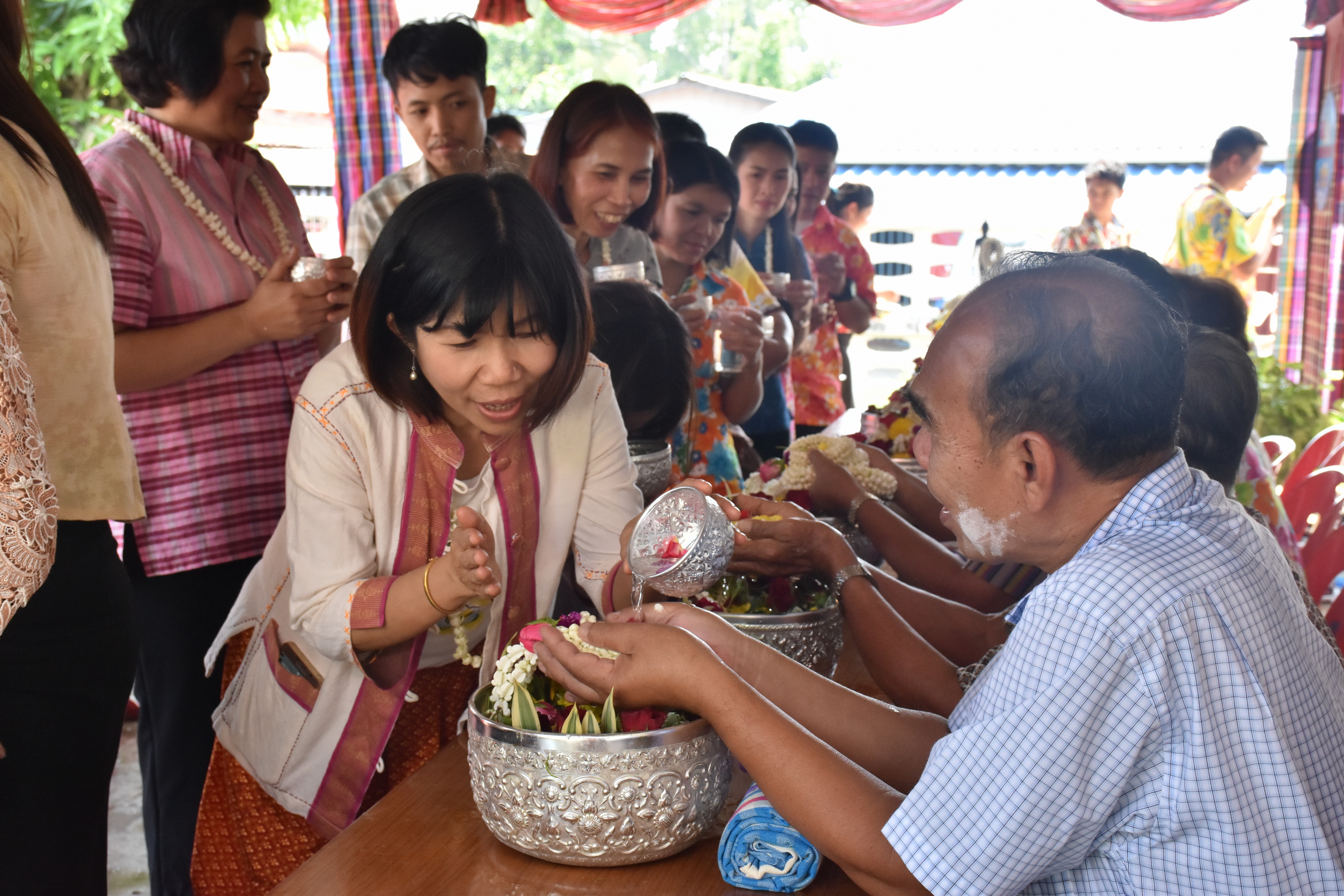 10 เมษายน 2561 กิจกรรมรดน้ำดำหัวขอพรจากผู้อาวุโส เนื่องในโอกาสเทศกาล สงกรานต์ ประจำปี 2561
