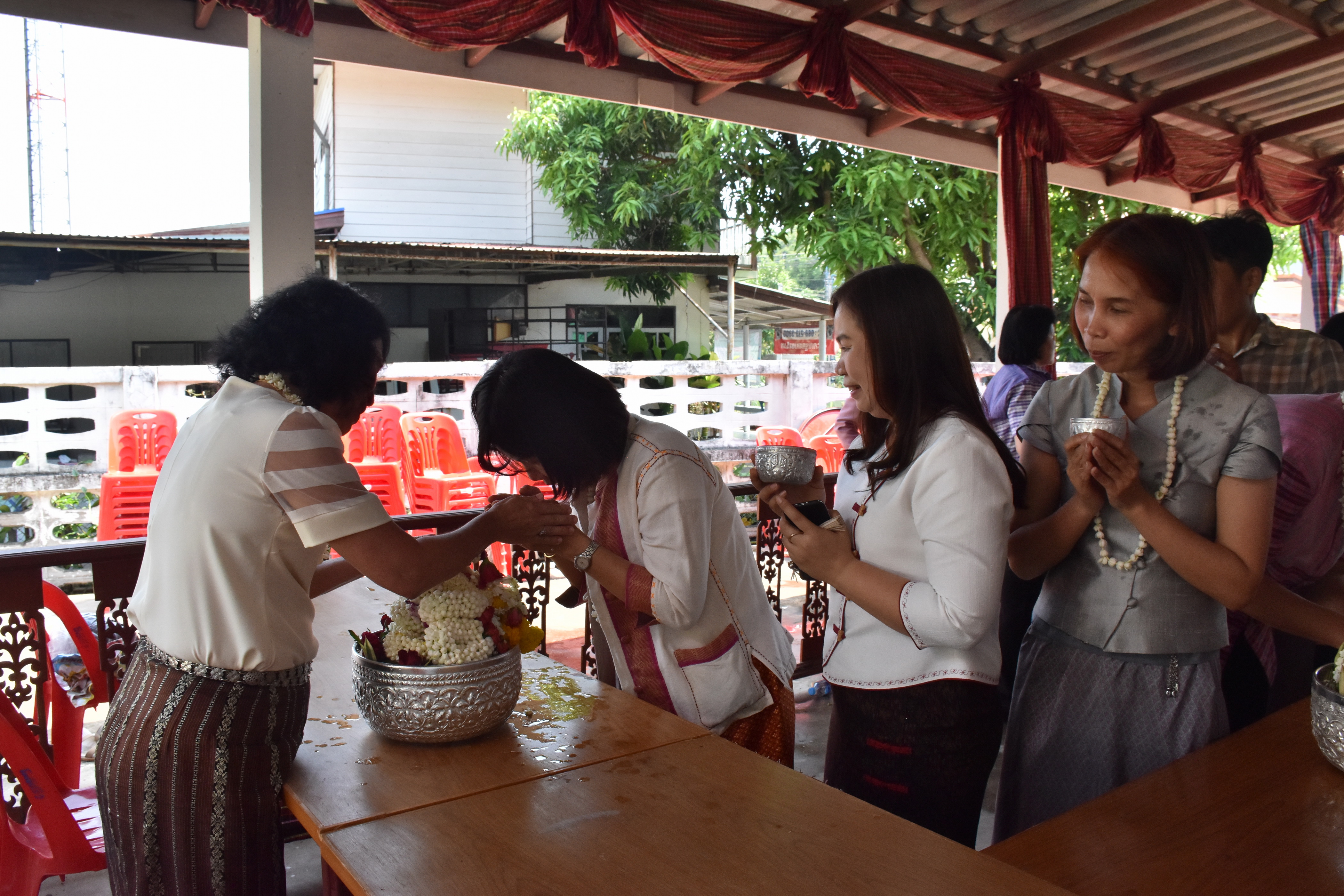 10 เมษายน 2561 กิจกรรมรดน้ำดำหัวขอพรจากผู้อาวุโส เนื่องในโอกาสเทศกาล สงกรานต์ ประจำปี 2561
