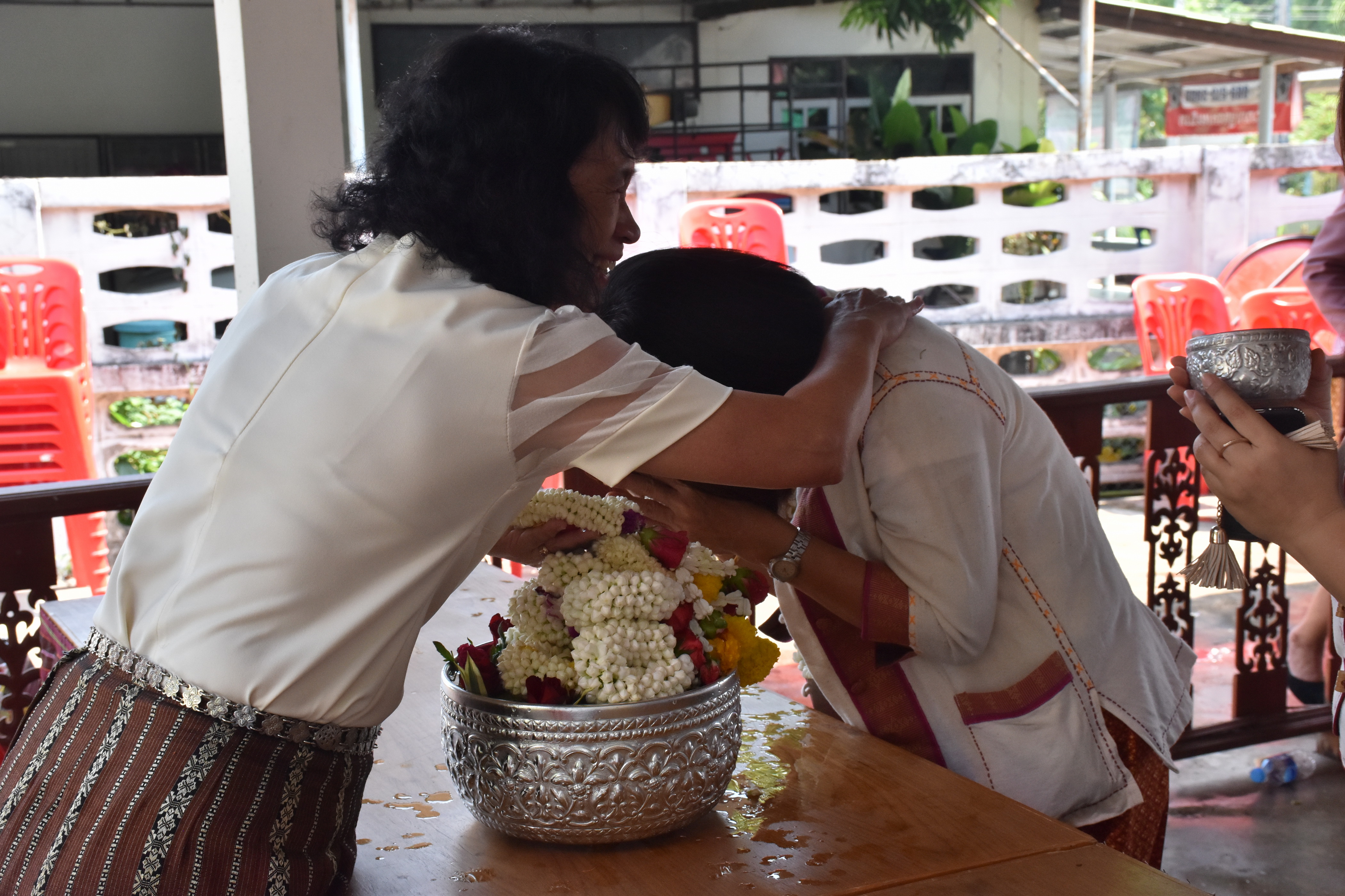 10 เมษายน 2561 กิจกรรมรดน้ำดำหัวขอพรจากผู้อาวุโส เนื่องในโอกาสเทศกาล สงกรานต์ ประจำปี 2561