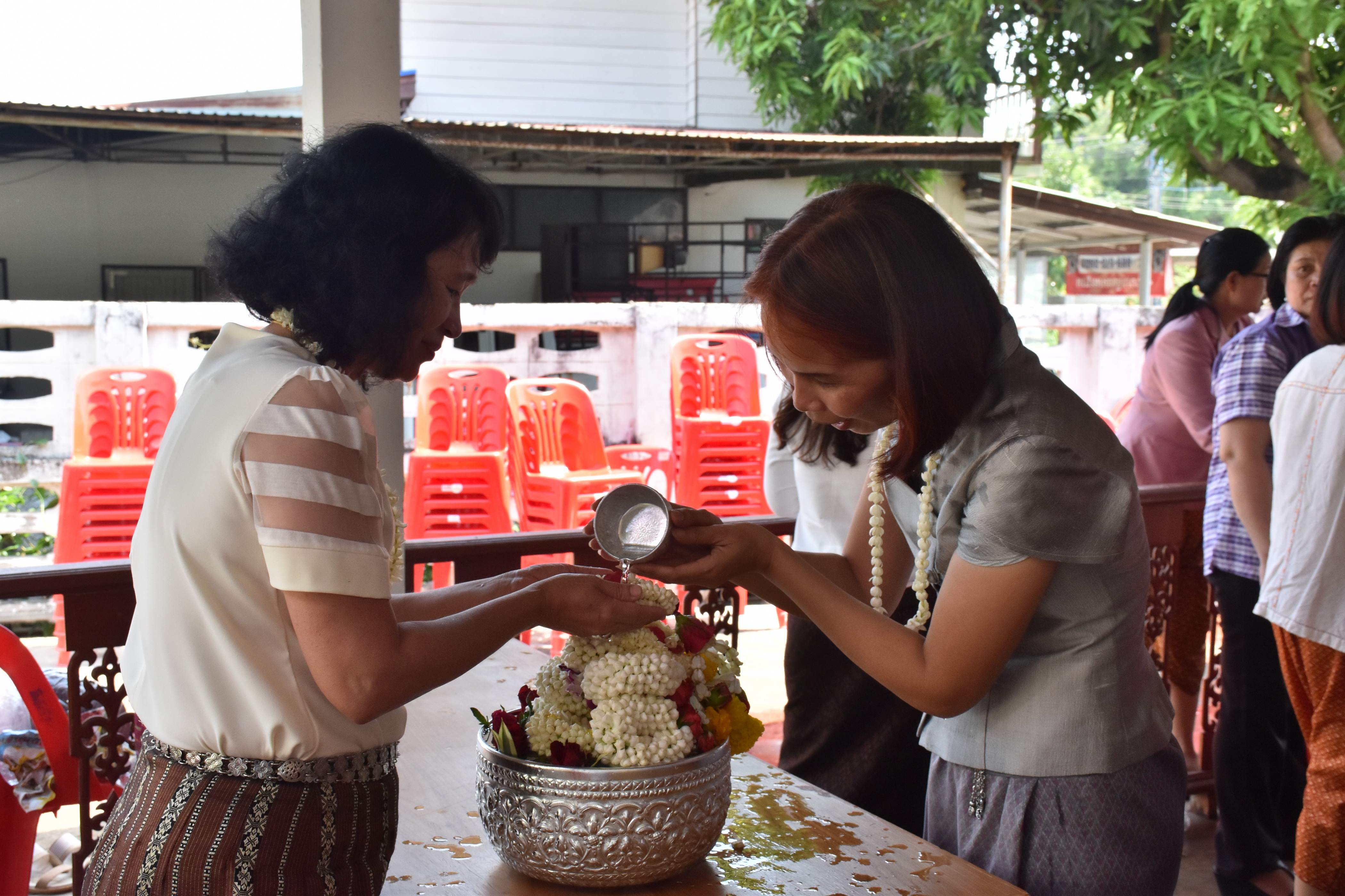 10 เมษายน 2561 กิจกรรมรดน้ำดำหัวขอพรจากผู้อาวุโส เนื่องในโอกาสเทศกาล สงกรานต์ ประจำปี 2561
