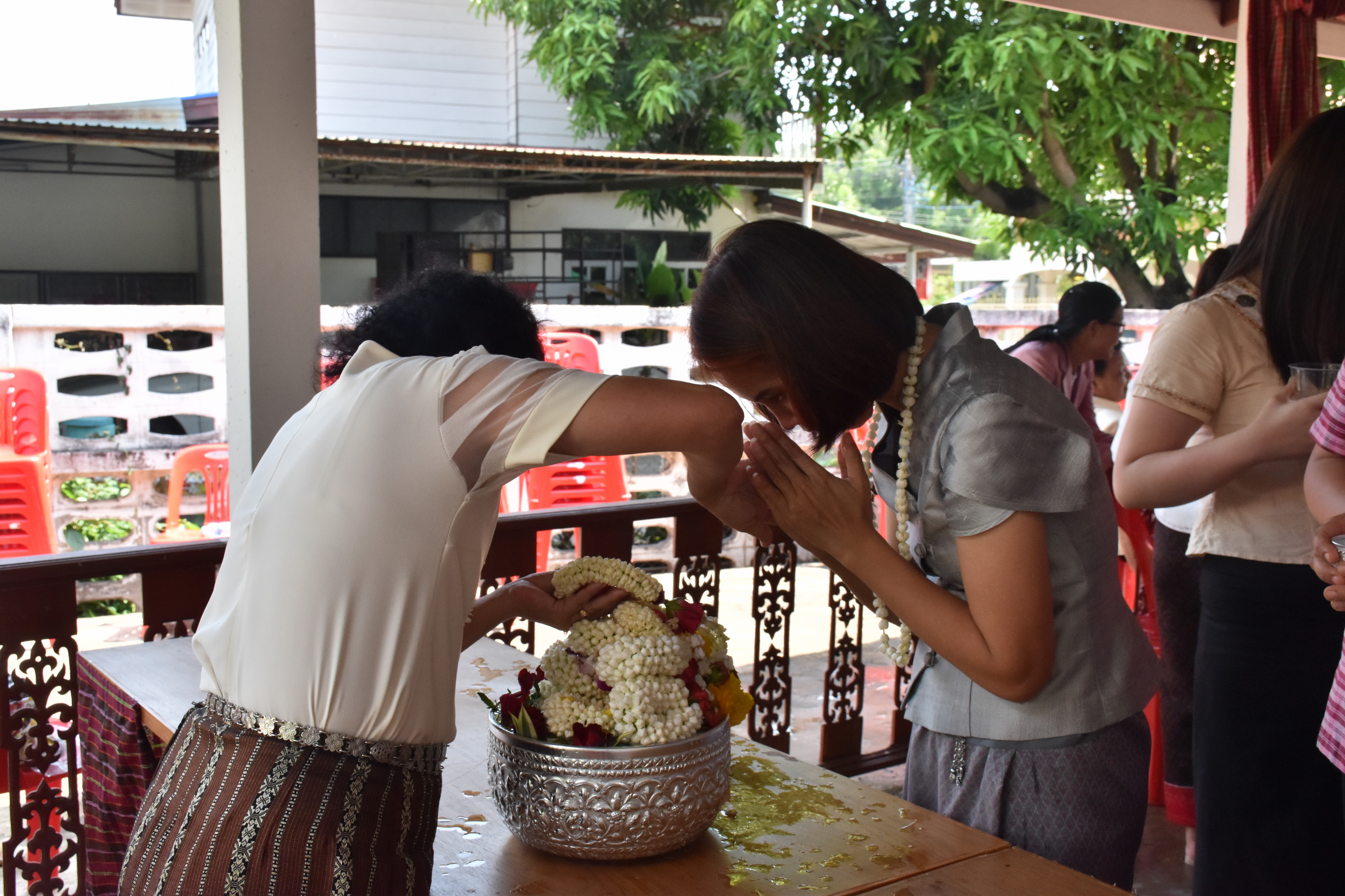 10 เมษายน 2561 กิจกรรมรดน้ำดำหัวขอพรจากผู้อาวุโส เนื่องในโอกาสเทศกาล สงกรานต์ ประจำปี 2561