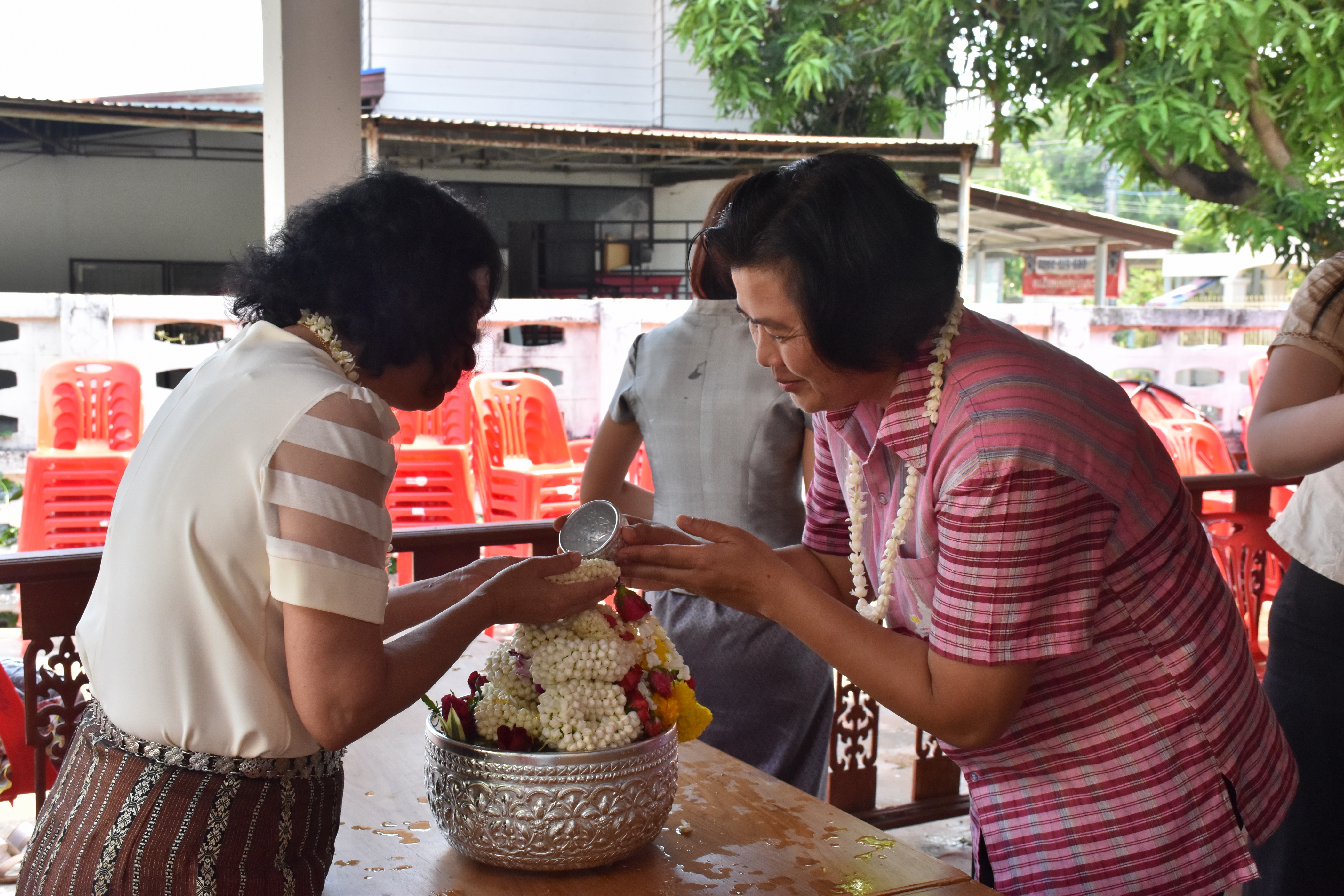 10 เมษายน 2561 กิจกรรมรดน้ำดำหัวขอพรจากผู้อาวุโส เนื่องในโอกาสเทศกาล สงกรานต์ ประจำปี 2561