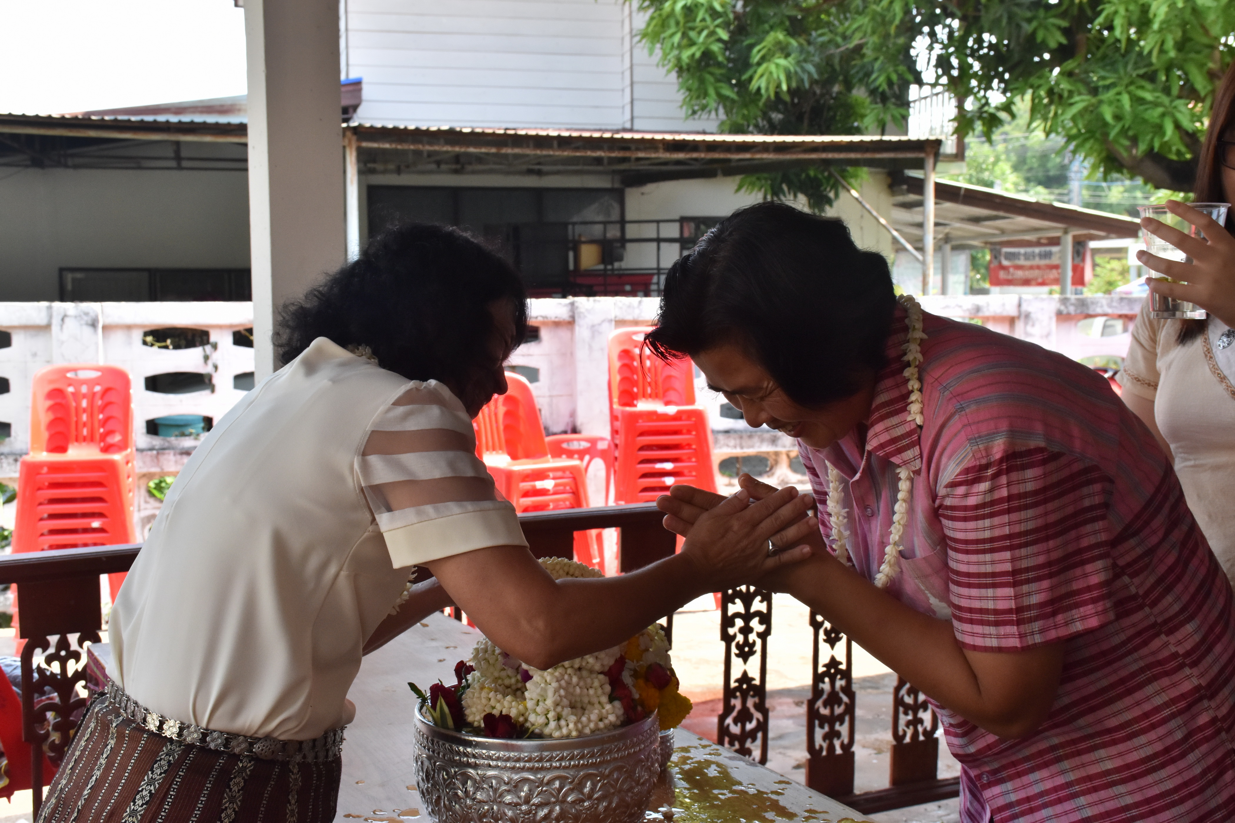 10 เมษายน 2561 กิจกรรมรดน้ำดำหัวขอพรจากผู้อาวุโส เนื่องในโอกาสเทศกาล สงกรานต์ ประจำปี 2561