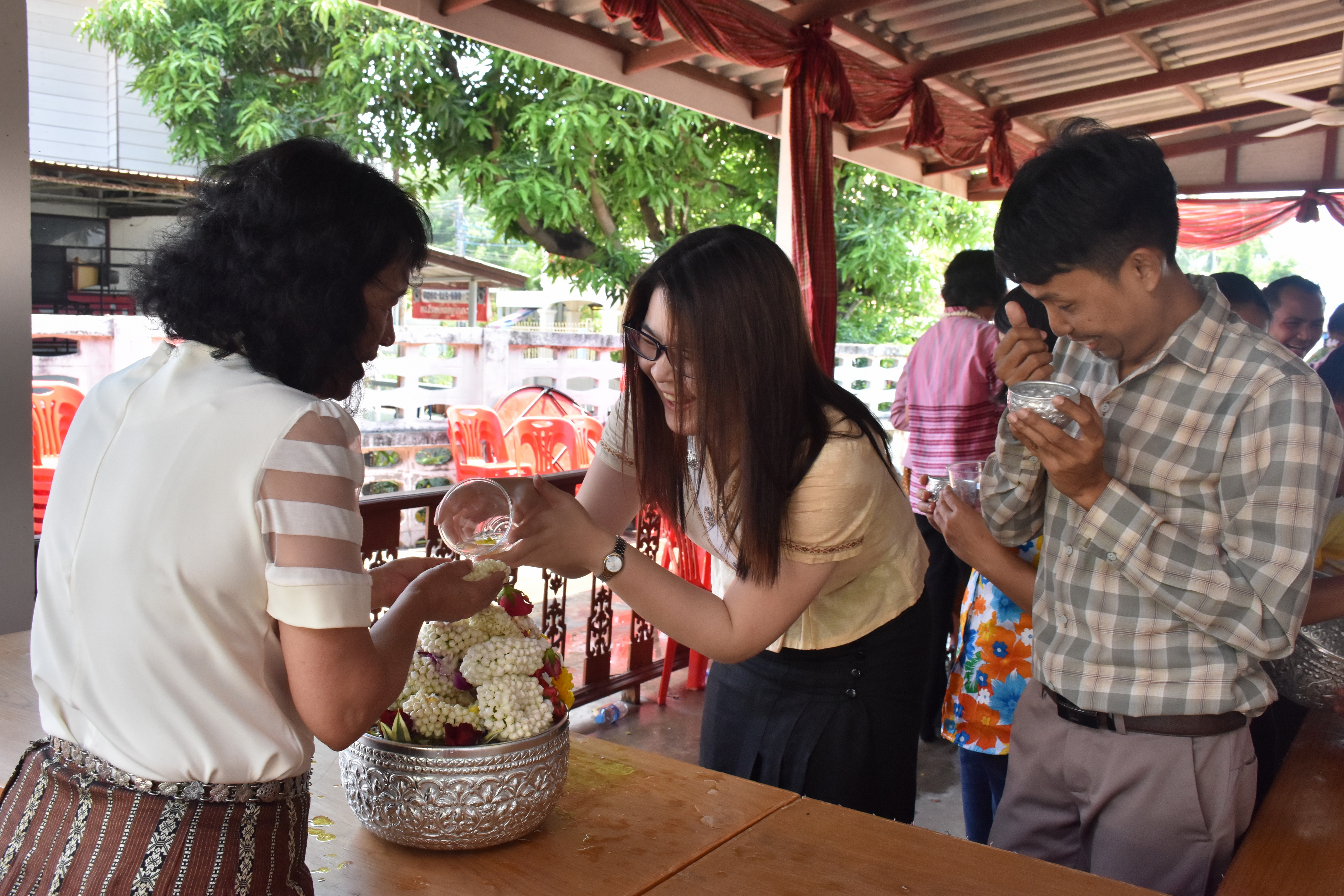 10 เมษายน 2561 กิจกรรมรดน้ำดำหัวขอพรจากผู้อาวุโส เนื่องในโอกาสเทศกาล สงกรานต์ ประจำปี 2561