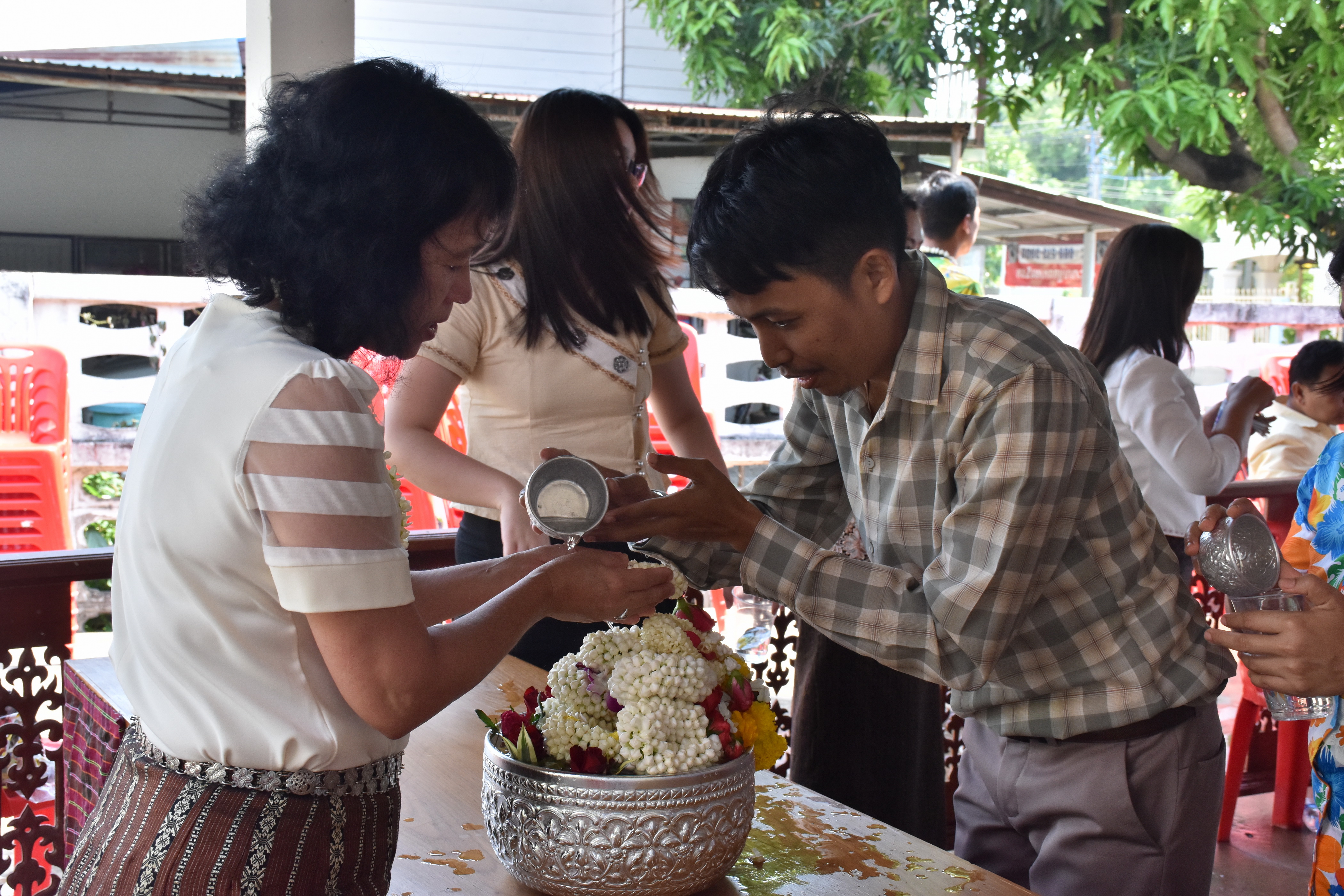 10 เมษายน 2561 กิจกรรมรดน้ำดำหัวขอพรจากผู้อาวุโส เนื่องในโอกาสเทศกาล สงกรานต์ ประจำปี 2561